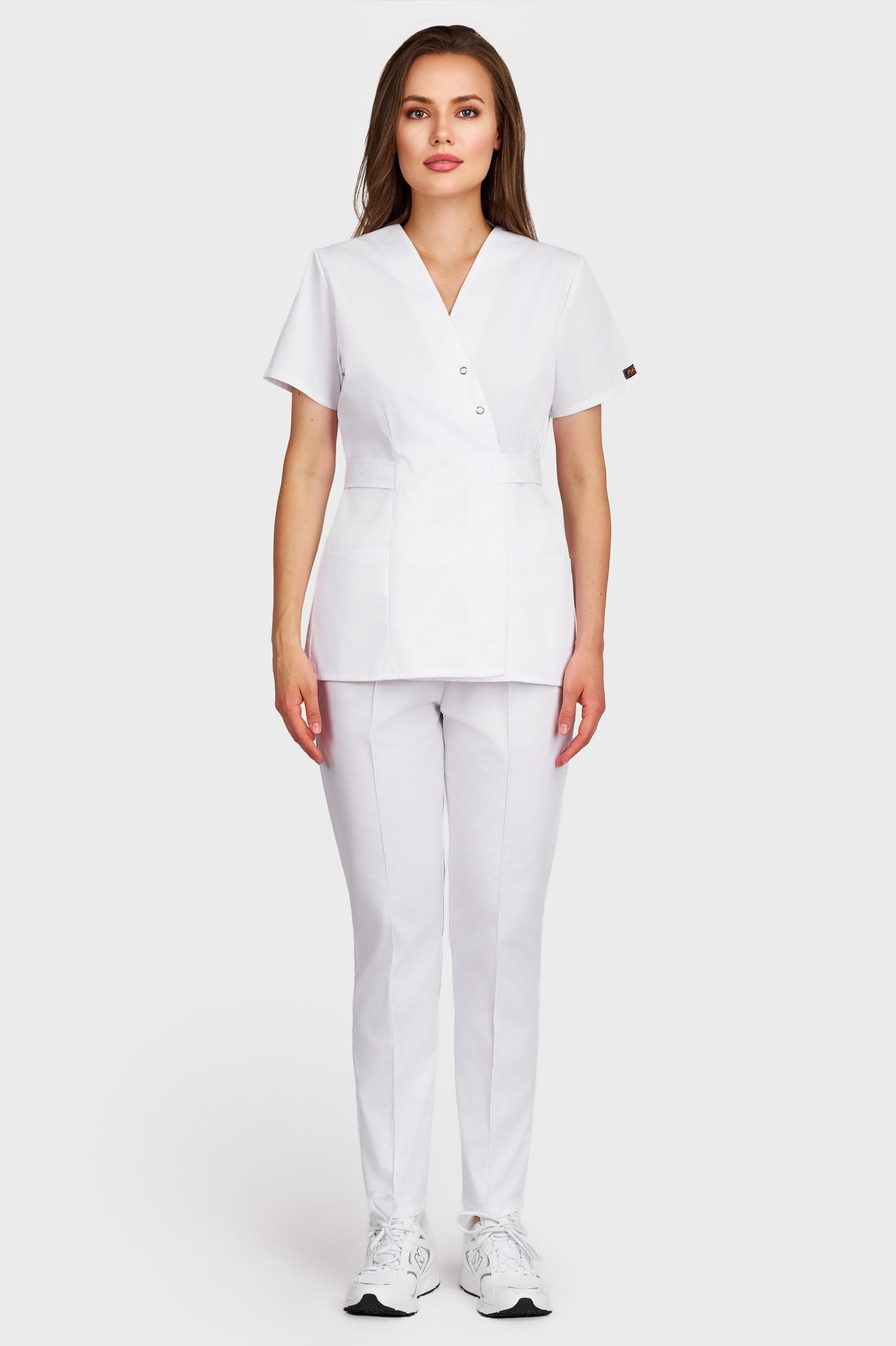 Costum medical femei alb - bluza medicala Kimono si pantaloni Alisa, vedere din fata - AKITEX