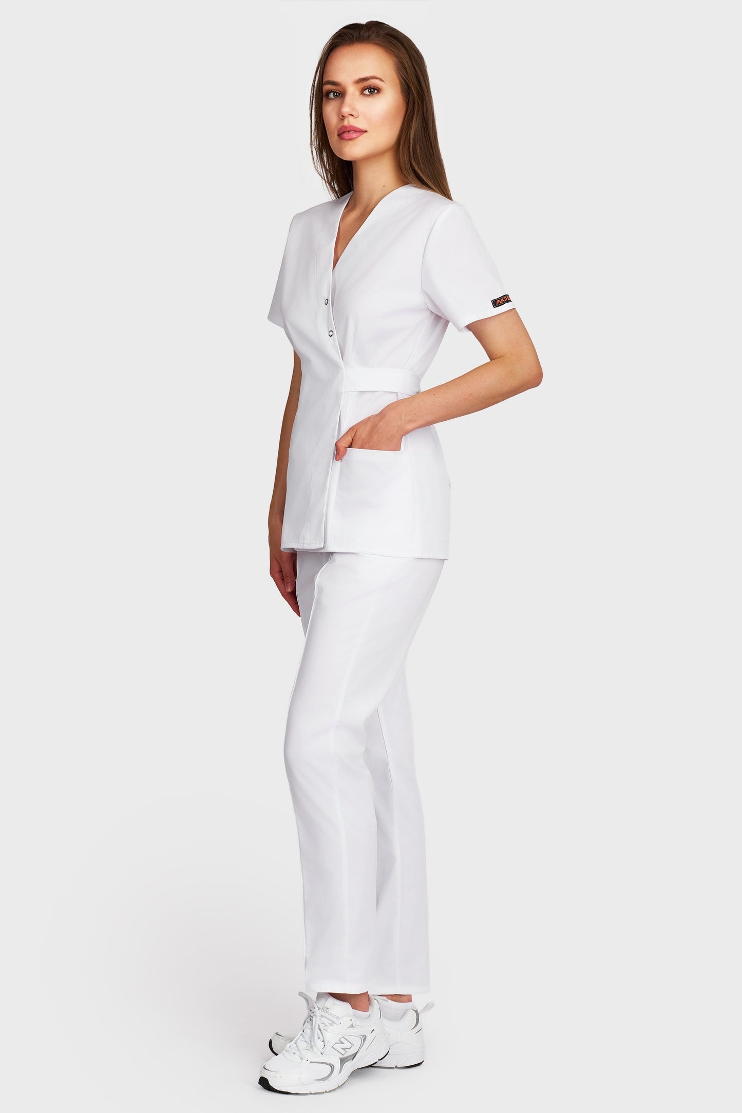 Costum medical femei alb - bluza medicala Kimono si pantaloni Alisa, vedere laterala - AKITEX