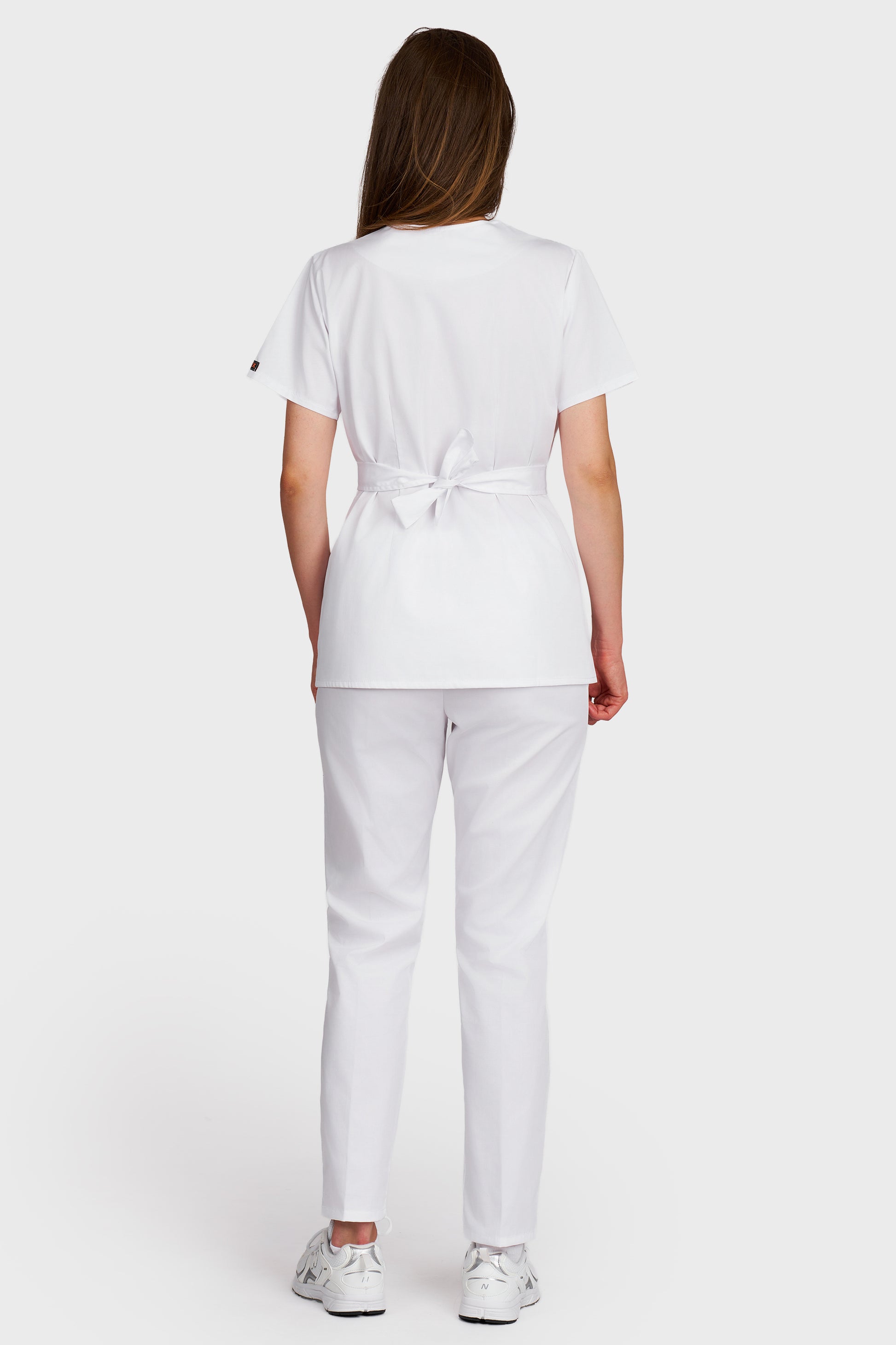Costum medical femei alb - bluza medicala Kimono si pantaloni Alisa, vedere din spate - AKITEX