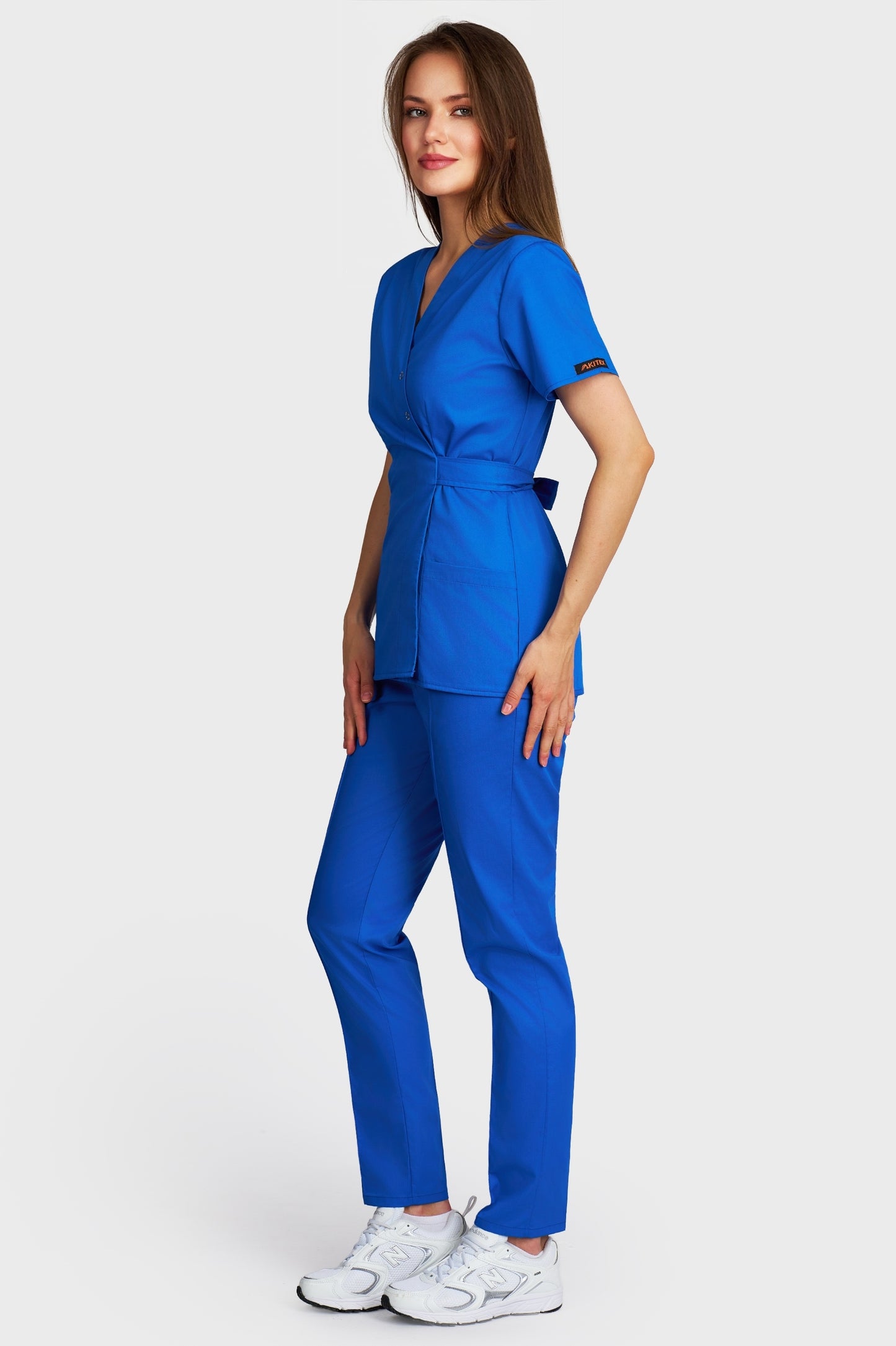 Costum medical femei albastru royal - bluza medicala Kimono si pantaloni Alisa, vedere laterala - AKITEX