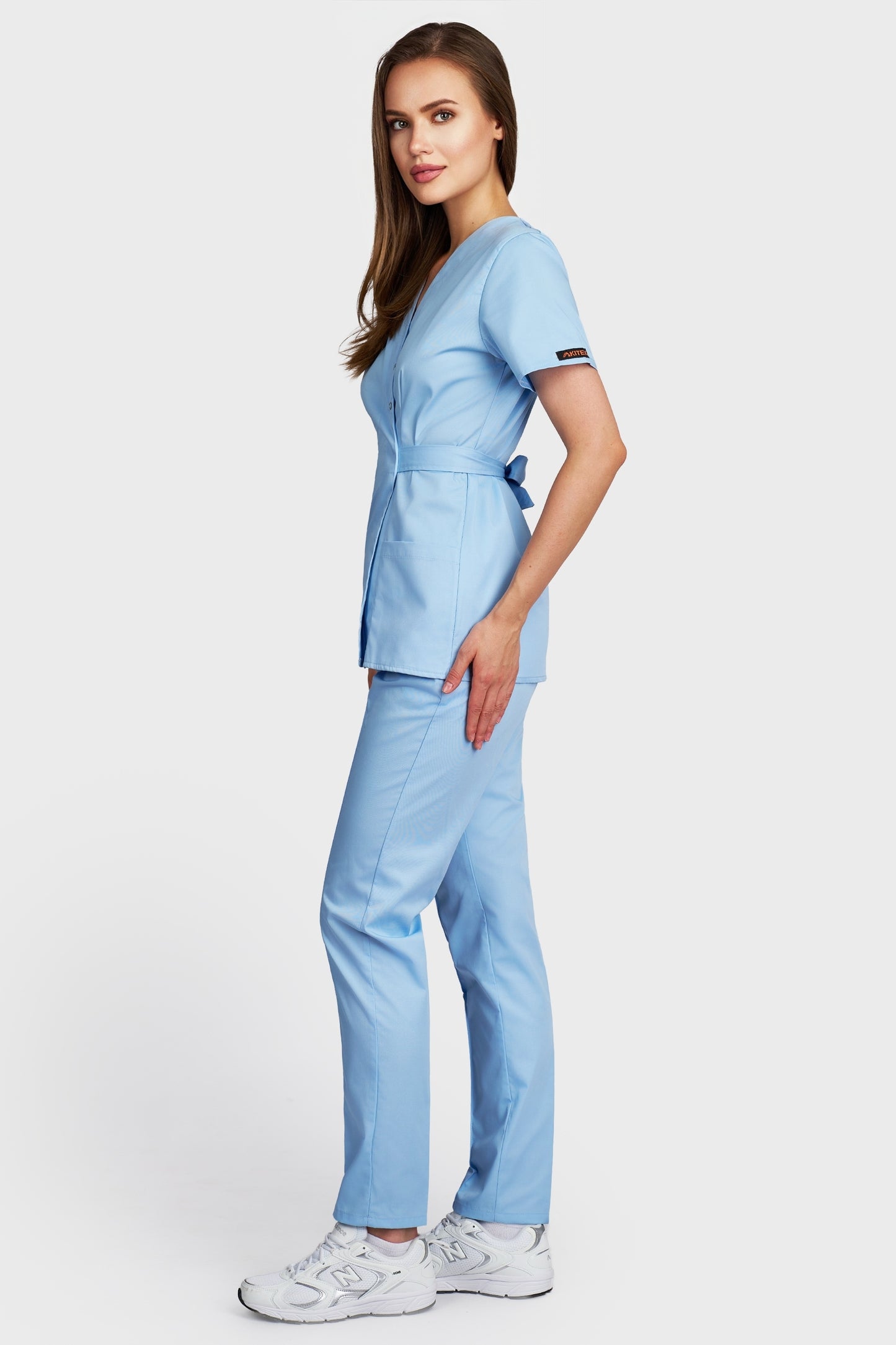 Costum medical femei lightblue - bluza medicala Kimono si pantaloni Alisa, vedere laterala - AKITEX