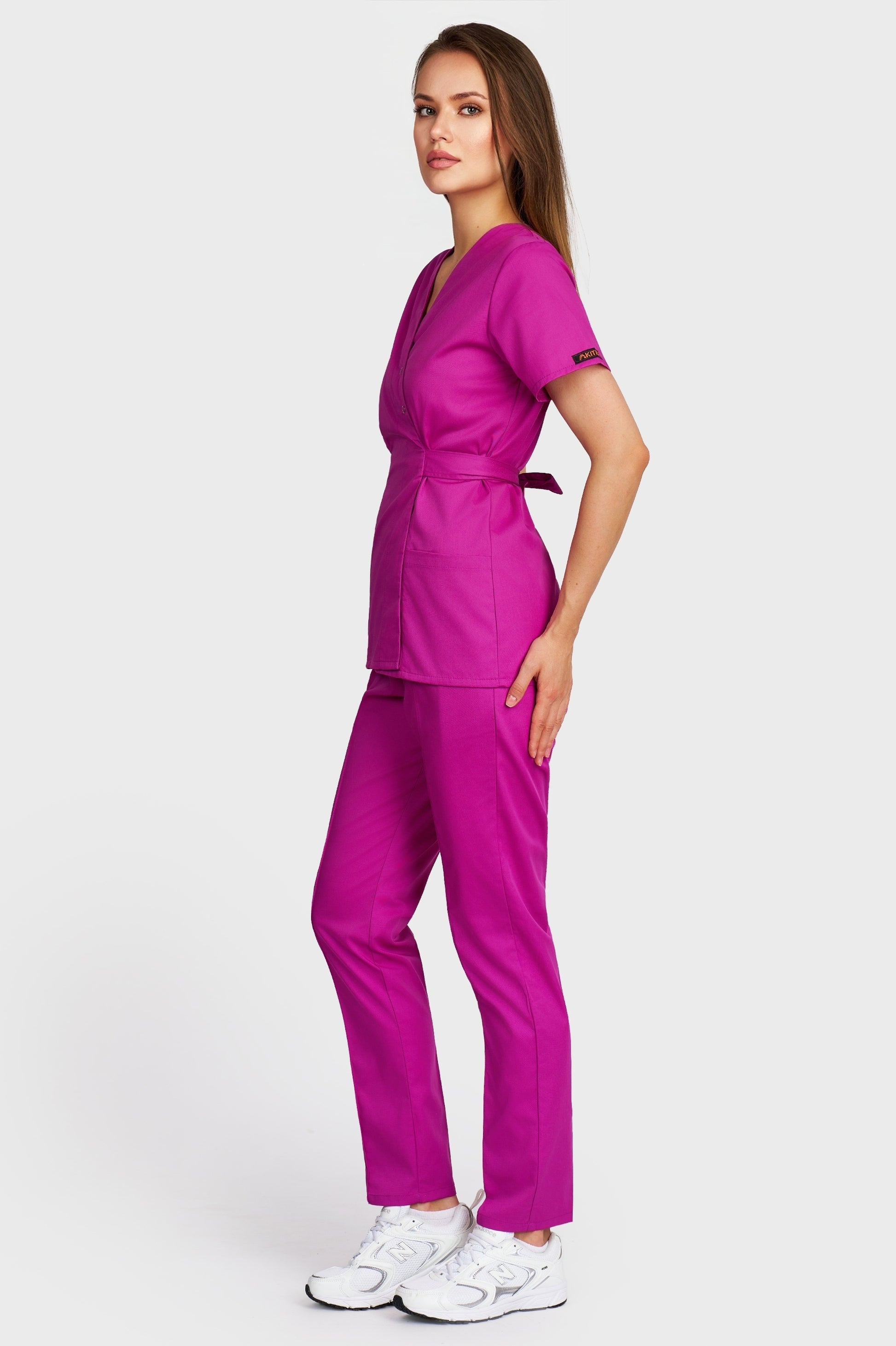 Costum medical femei fucsia - bluza medicala Kimono si pantaloni Alisa, vedere laterala - AKITEX