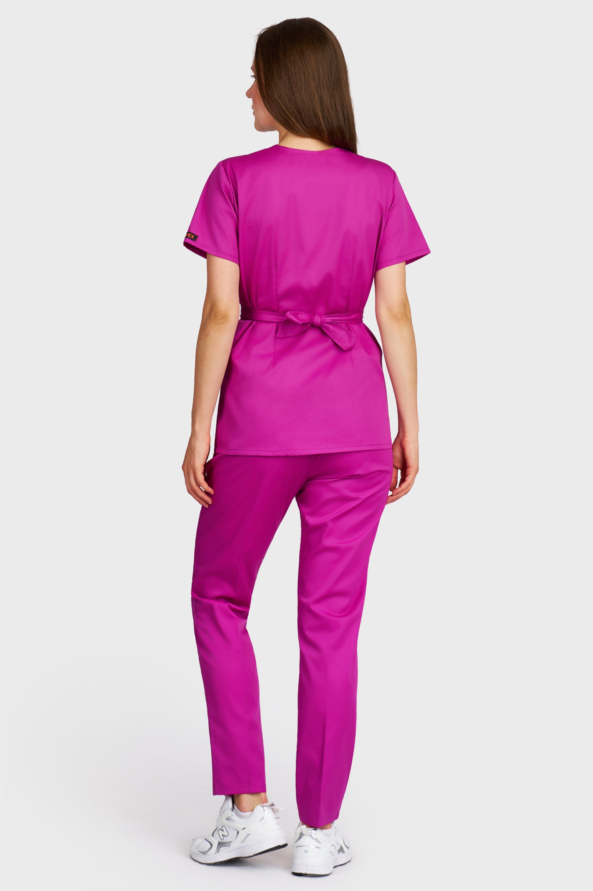 Costum medical femei fucsia - bluza medicala Kimono si pantaloni Alisa, vedere din spate - AKITEX