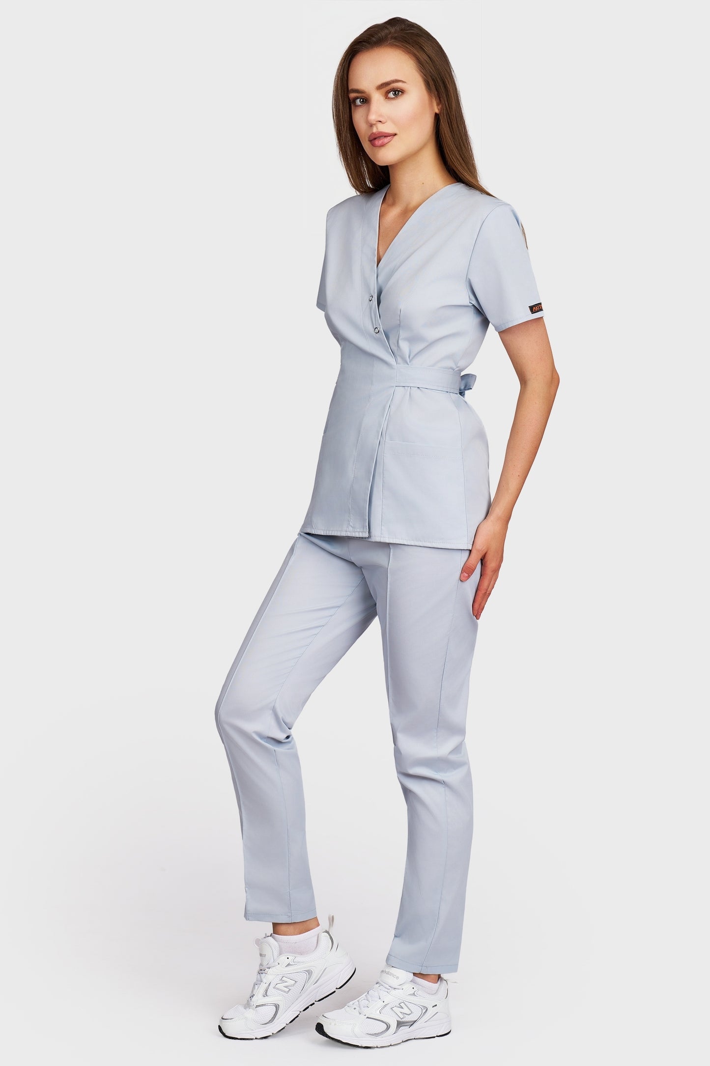 Costum medical femei gri - bluza medicala Kimono si pantaloni Alisa, vedere laterala - AKITEX