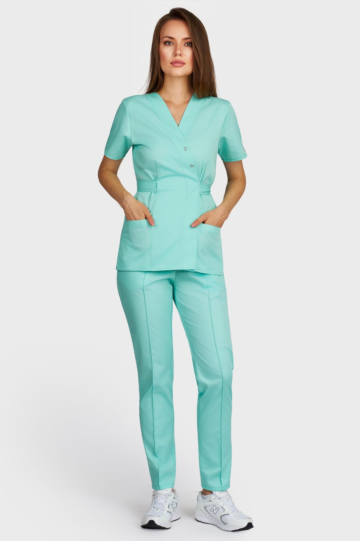Costum medical femei menta - bluza medicala Kimono si pantaloni Alisa, vedere din fata - AKITEX