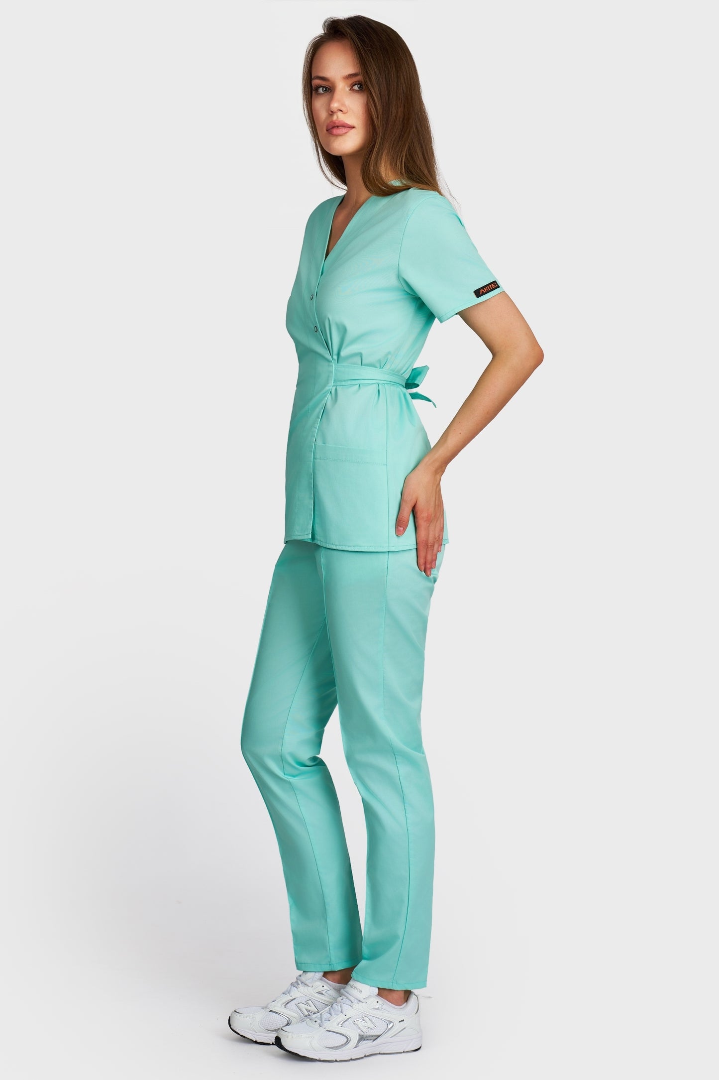 Costum medical femei menta - bluza medicala Kimono si pantaloni Alisa, vedere laterala - AKITEX
