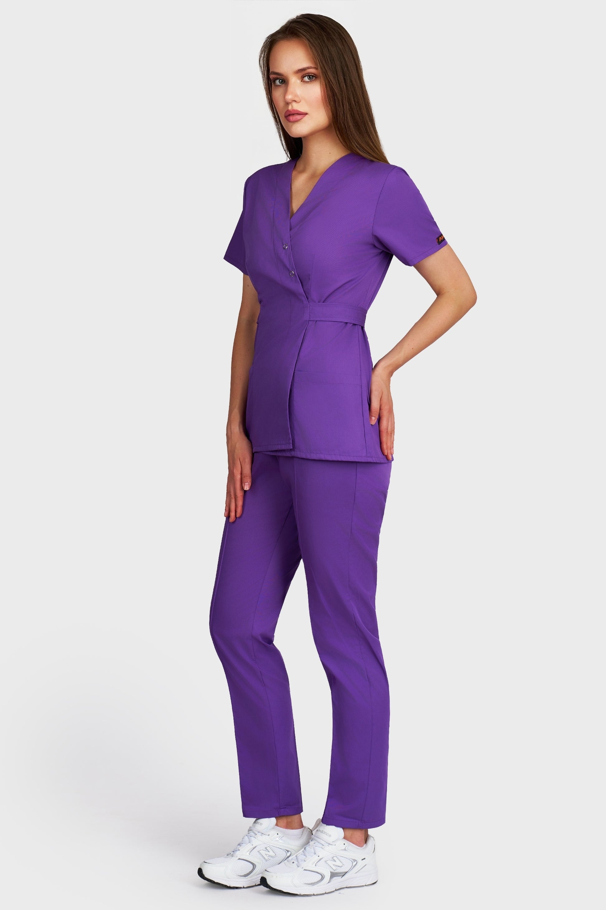 Costum medical femei mov - bluza medicala Kimono si pantaloni Alisa, vedere laterala - AKITEX