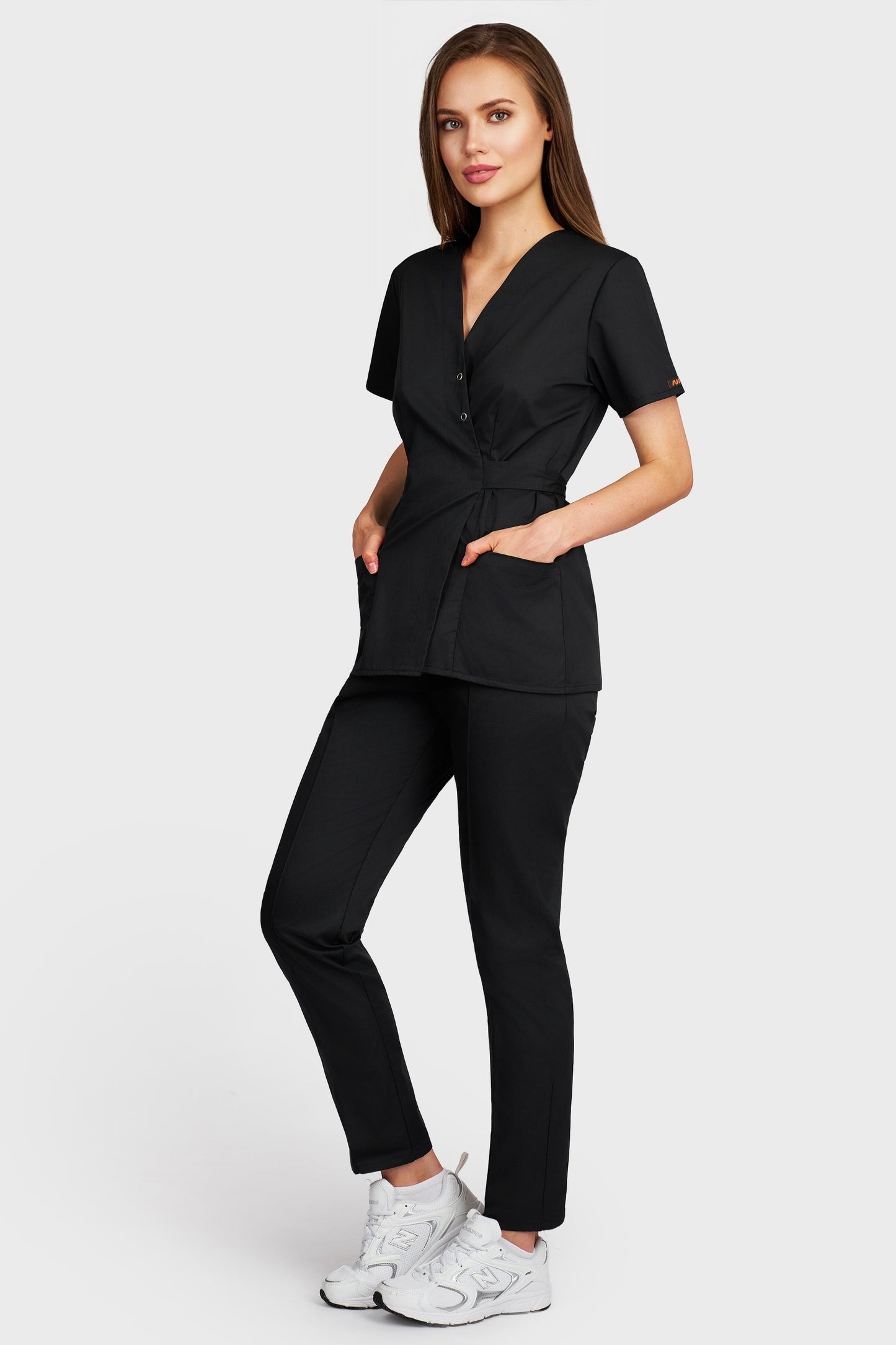 Costum medical femei negru - bluza medicala Kimono si pantaloni Alisa, vedere laterala - AKITEX