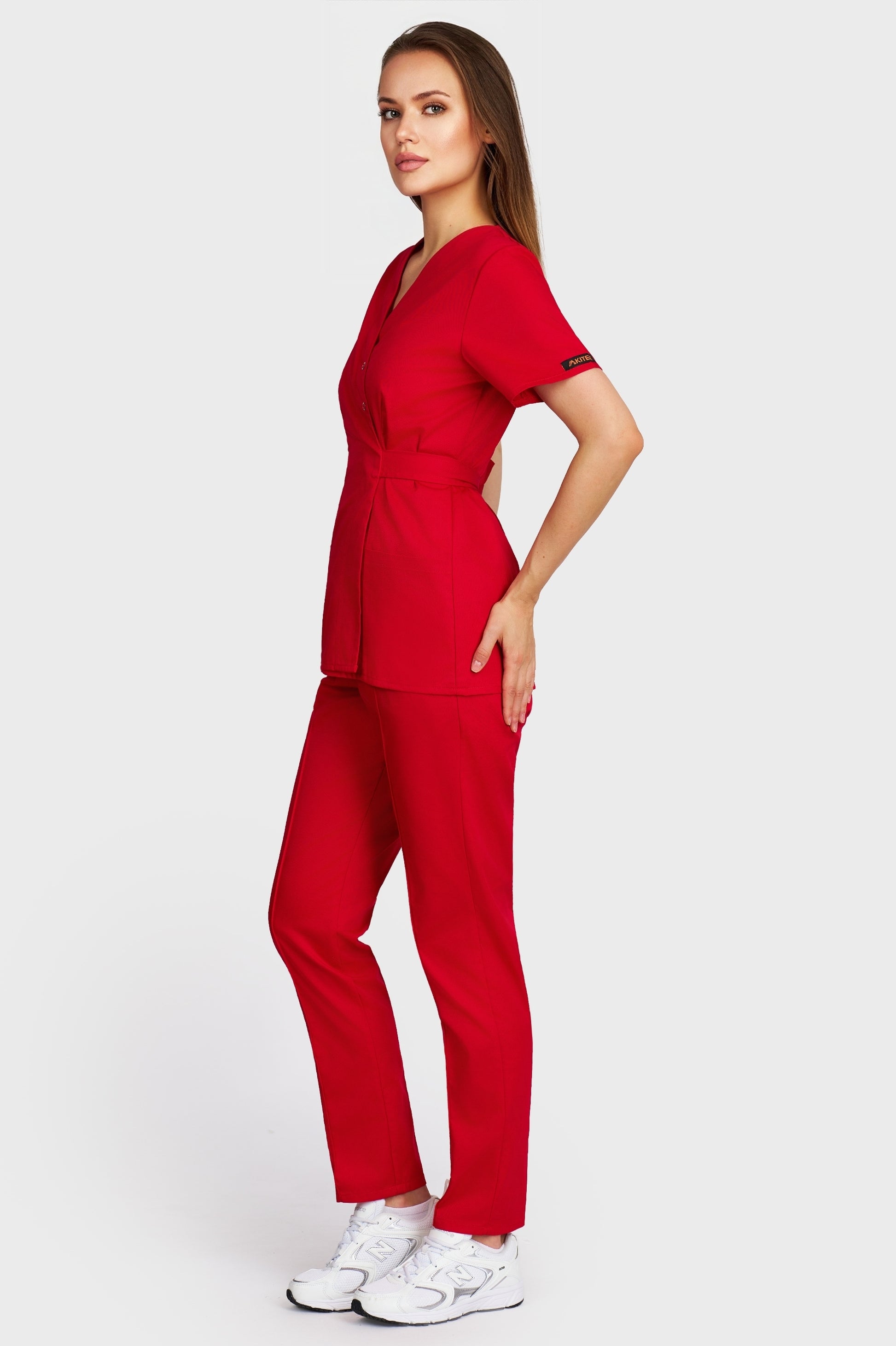 Costum medical femei rosu - bluza medicala Kimono si pantaloni Alisa, vedere laterala - AKITEX