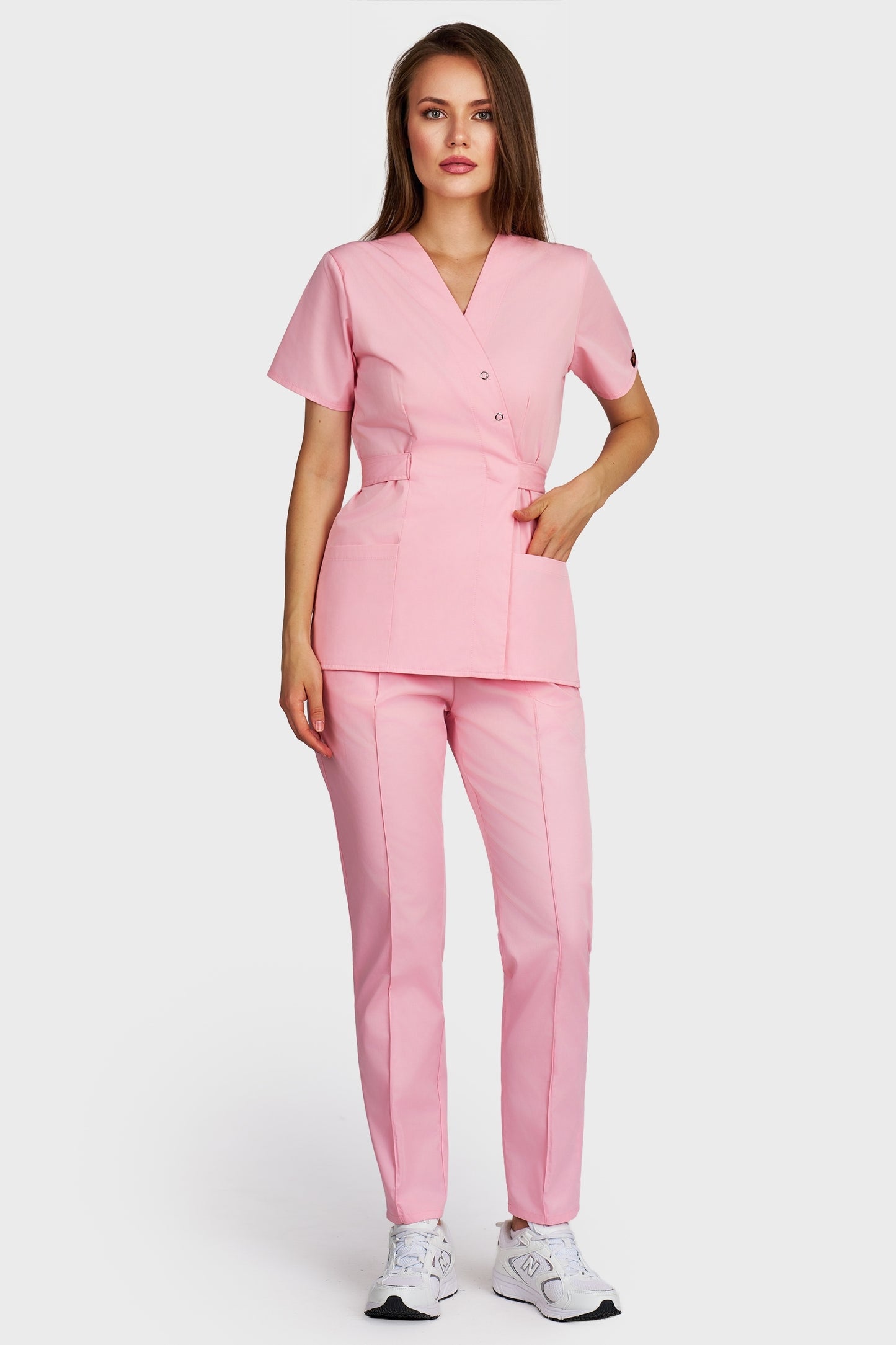 Costum medical femei roz - bluza medicala Kimono si pantaloni Alisa, vedere din fata - AKITEX