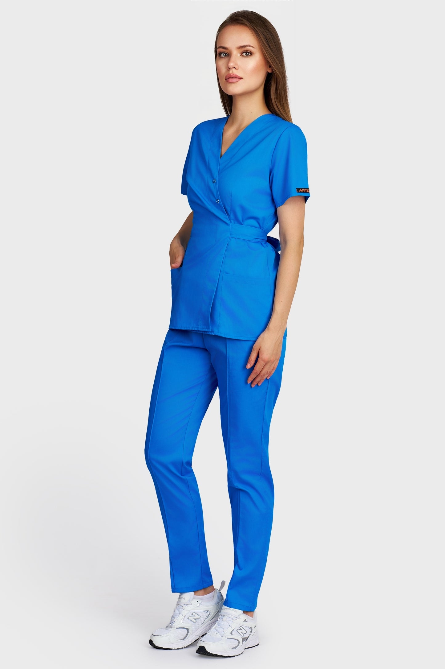 Costum medical femei turquoise - bluza medicala Kimono si pantaloni Alisa, vedere din fata - AKITEX