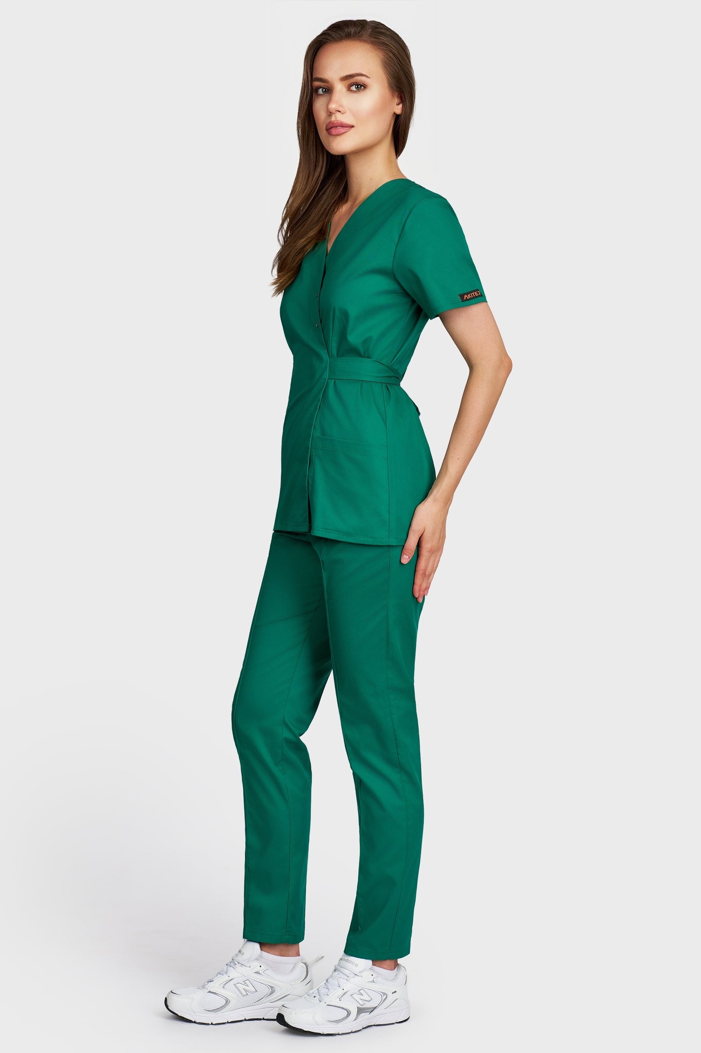 Costum medical femei verde - bluza medicala Kimono si pantaloni Alisa, vedere laterala - AKITEX
