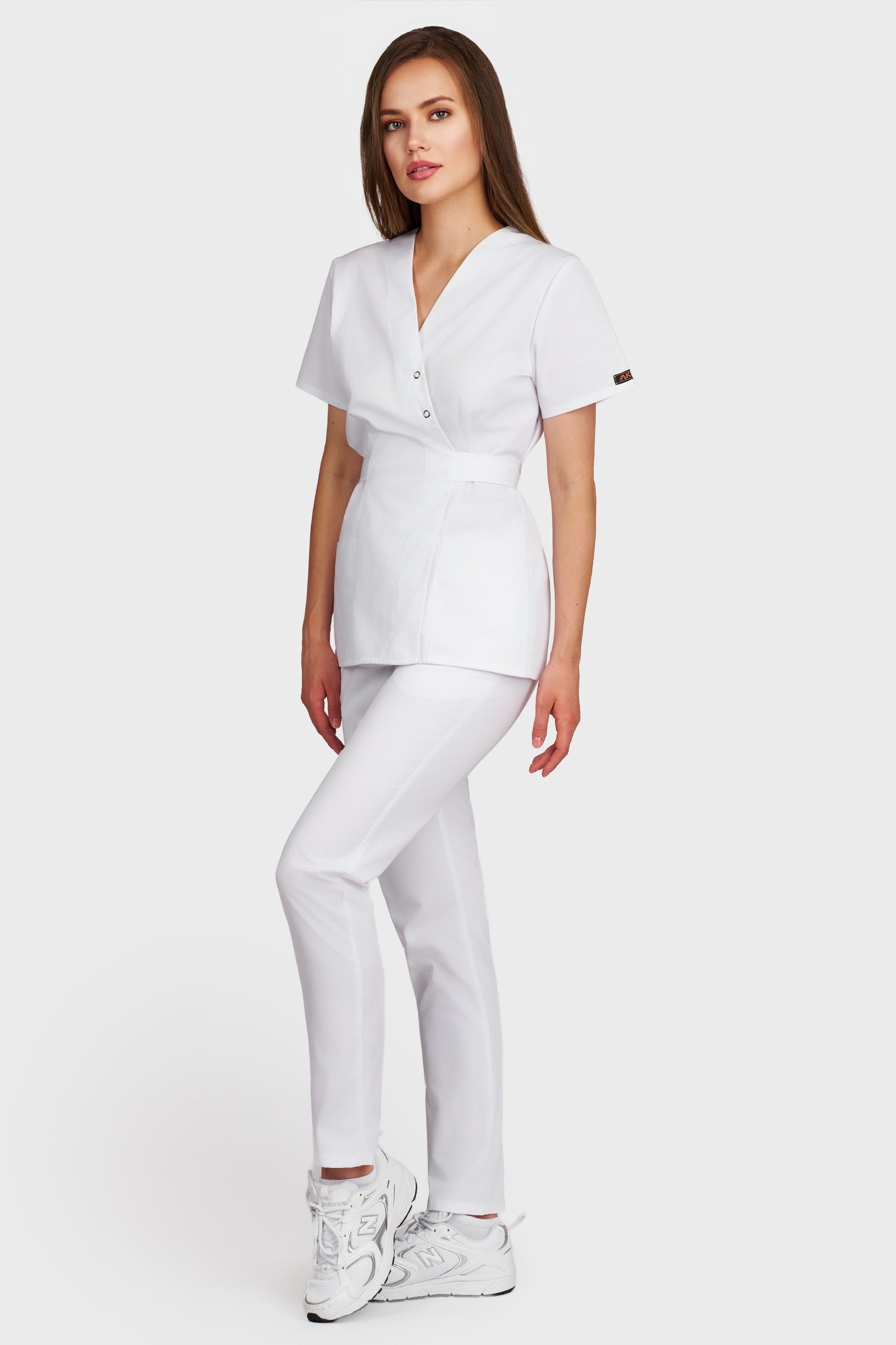 Costum medical femei alb - bluza medicala Kimono si pantaloni cu elastic, vedere laterala - AKITEX