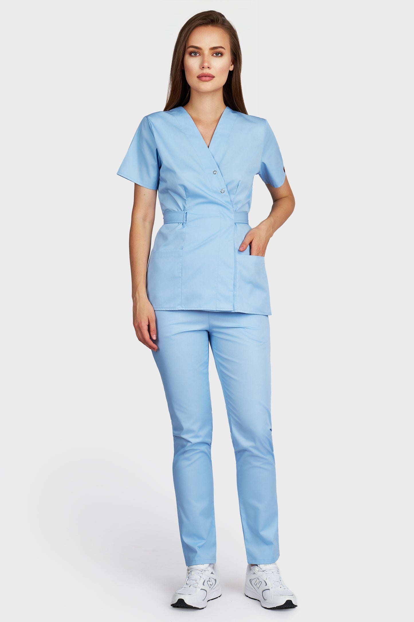 Costum medical femei bleu deschis - bluza medicala Kimono si pantaloni cu elastic, vedere din fata - AKITEX