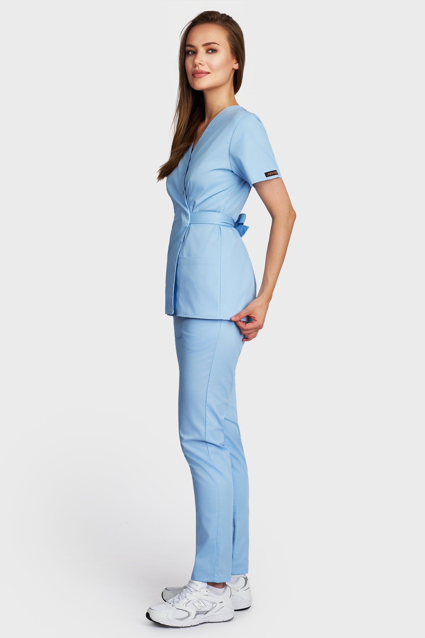 Costum medical femei bleu deschis - bluza medicala Kimono si pantaloni cu elastic, vedere laterala - AKITEX