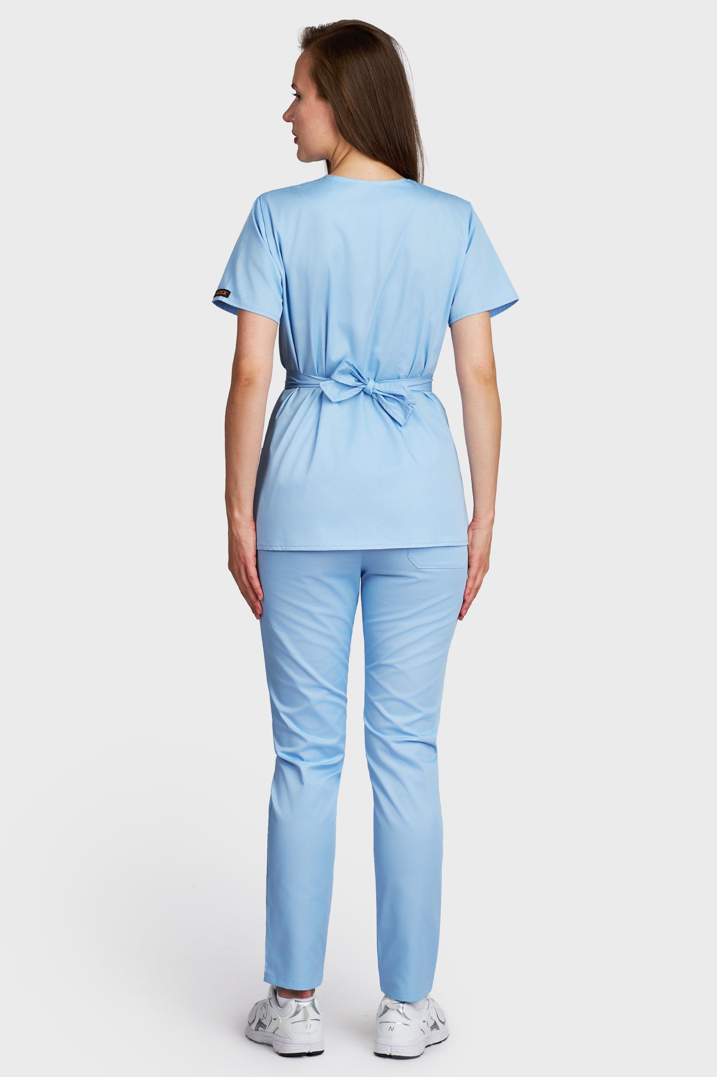 Costum medical femei bleu deschis - bluza medicala Kimono si pantaloni cu elastic, vedere din spate - AKITEX