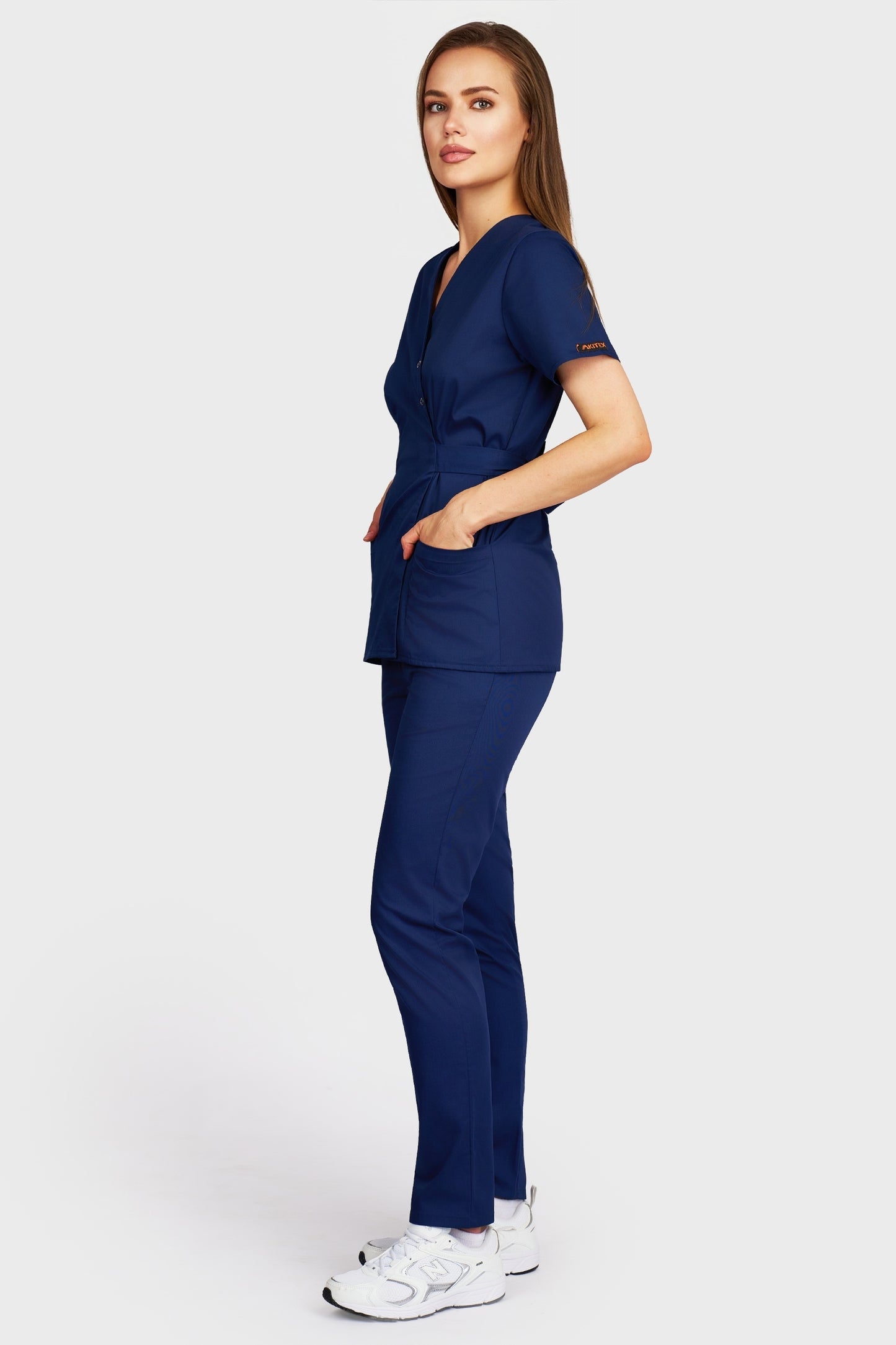 Costum medical femei bleumarin - bluza medicala Kimono si pantaloni cu elastic, vedere laterala - AKITEX