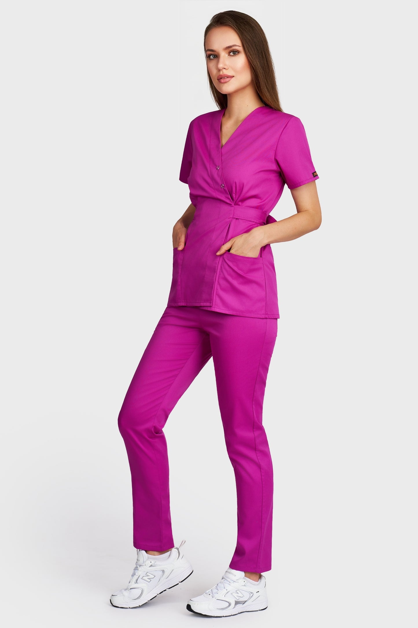 Costum medical femei fucsia - bluza medicala Kimono si pantaloni cu elastic, vedere laterala - AKITEX
