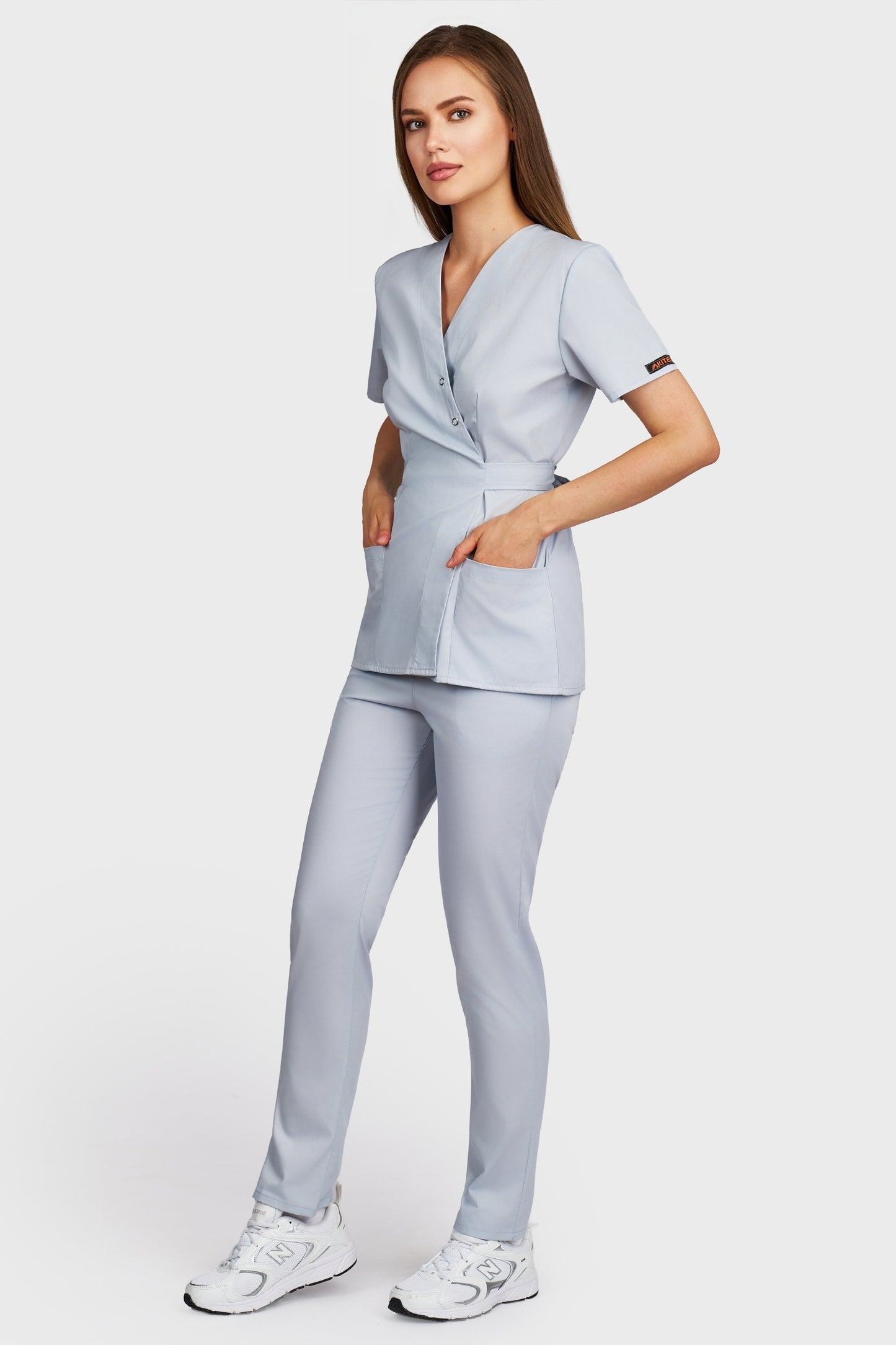 Costum medical femei gri - bluza medicala Kimono si pantaloni cu elastic, vedere laterala - AKITEX