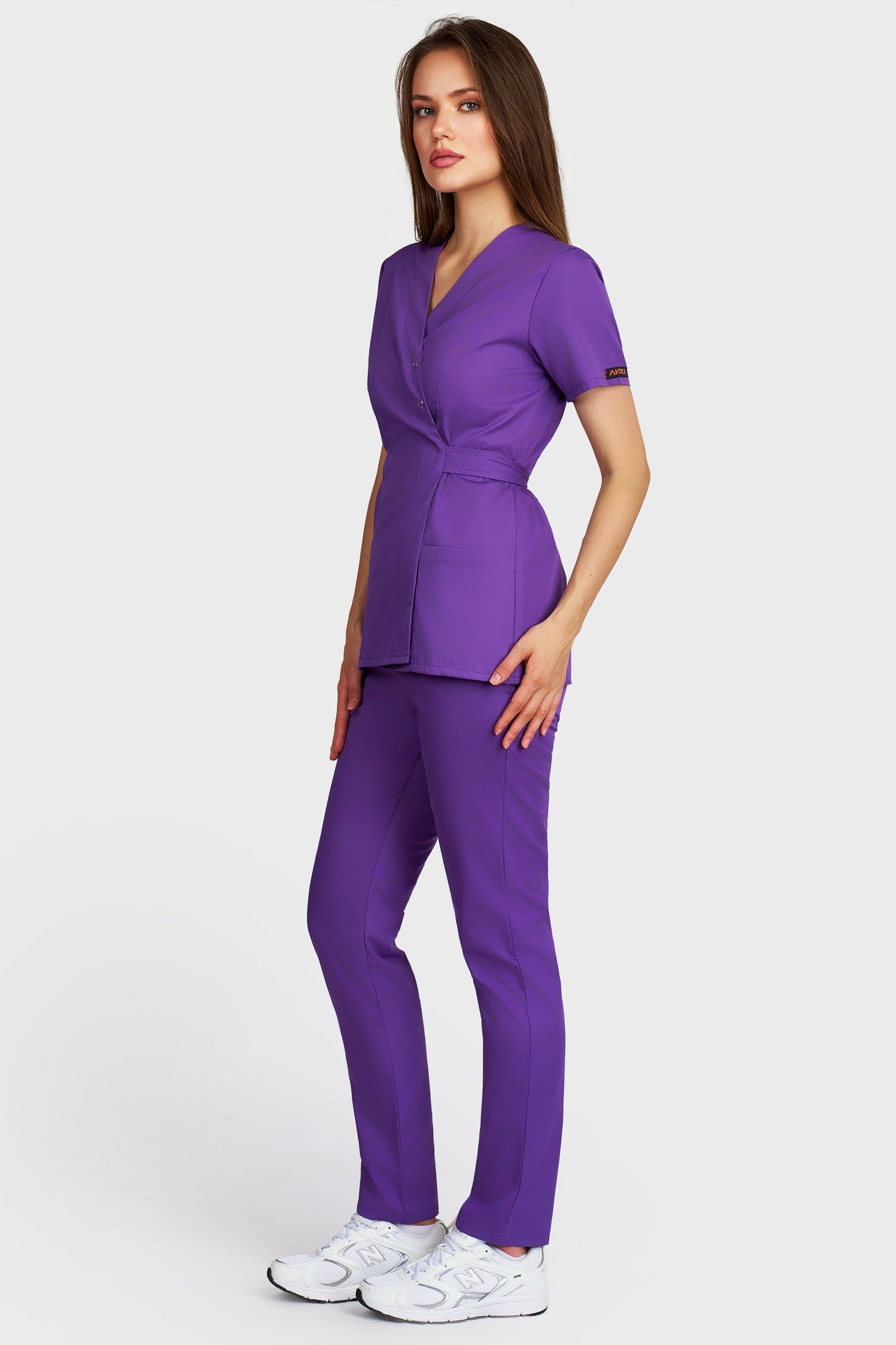 Costum medical femei mov - bluza medicala Kimono si pantaloni cu elastic, vedere laterala - AKITEX