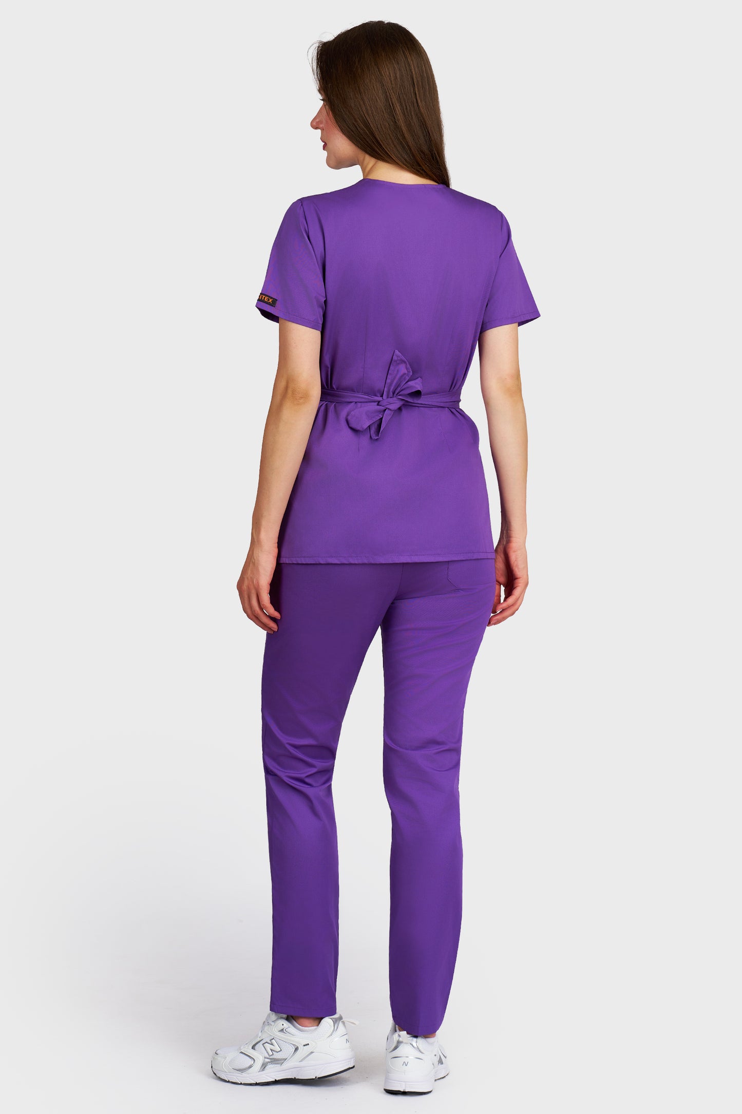 Costum medical femei mov - bluza medicala Kimono si pantaloni cu elastic, vedere din spate - AKITEX