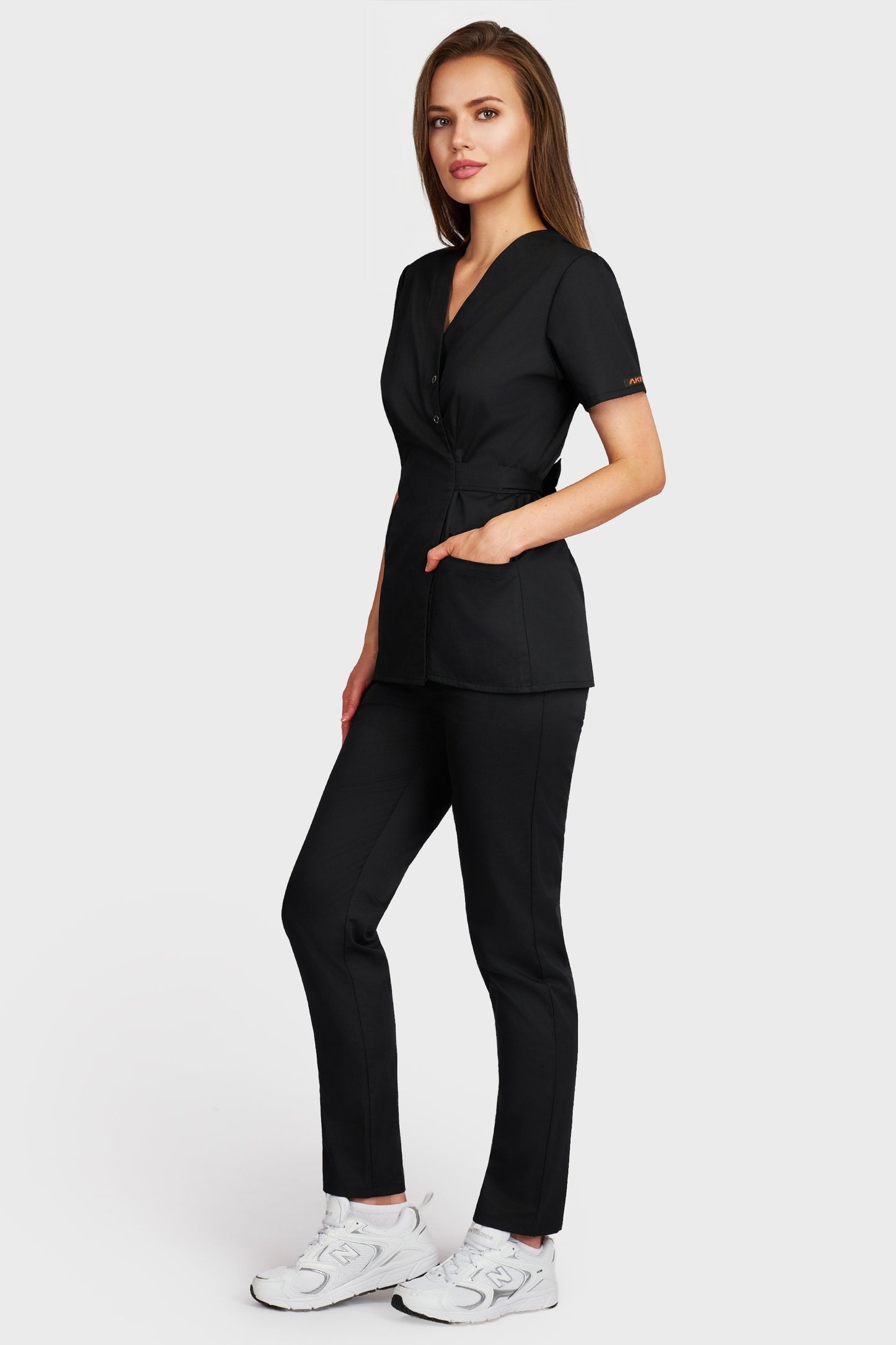 Costum medical femei negru - bluza medicala Kimono si pantaloni cu elastic, vedere laterala - AKITEX