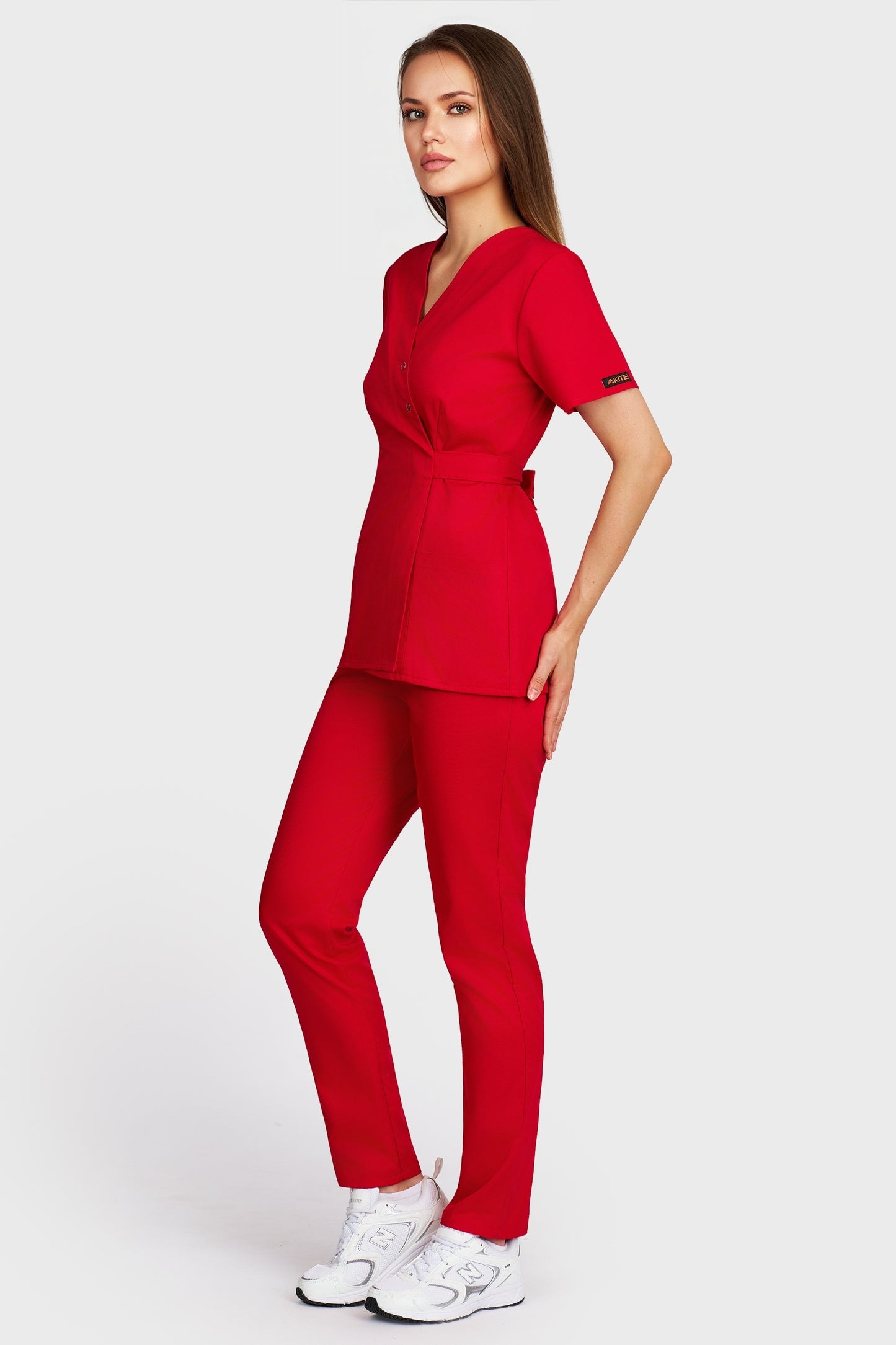 Costum medical femei rosu - bluza medicala Kimono si pantaloni cu elastic, vedere laterala - AKITEX