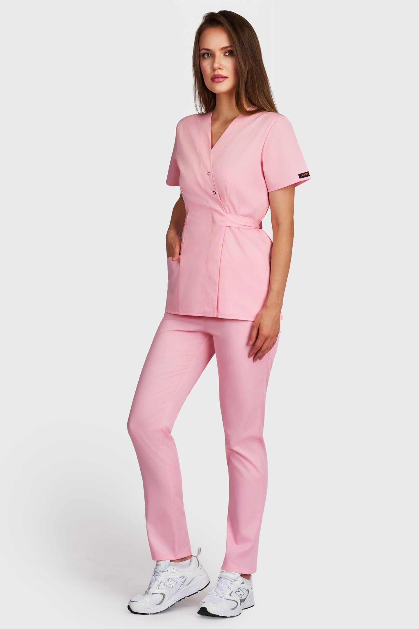 Costum medical femei roz - bluza medicala Kimono si pantaloni cu elastic, vedere laterala - AKITEX