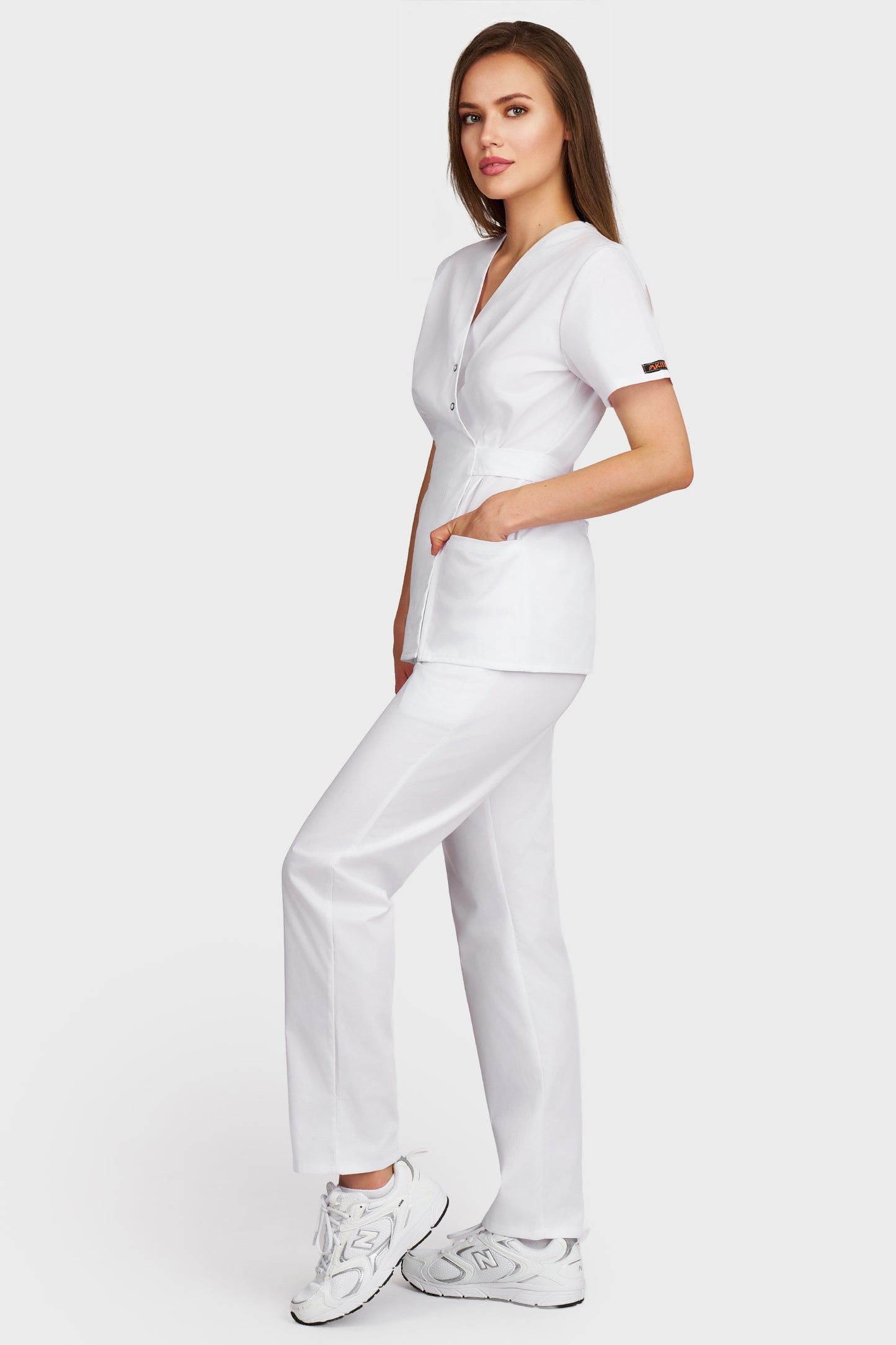 Costum medical femei alb - bluza medicala Kimono si pantaloni cu elastic si snur, vedere laterala - AKITEX