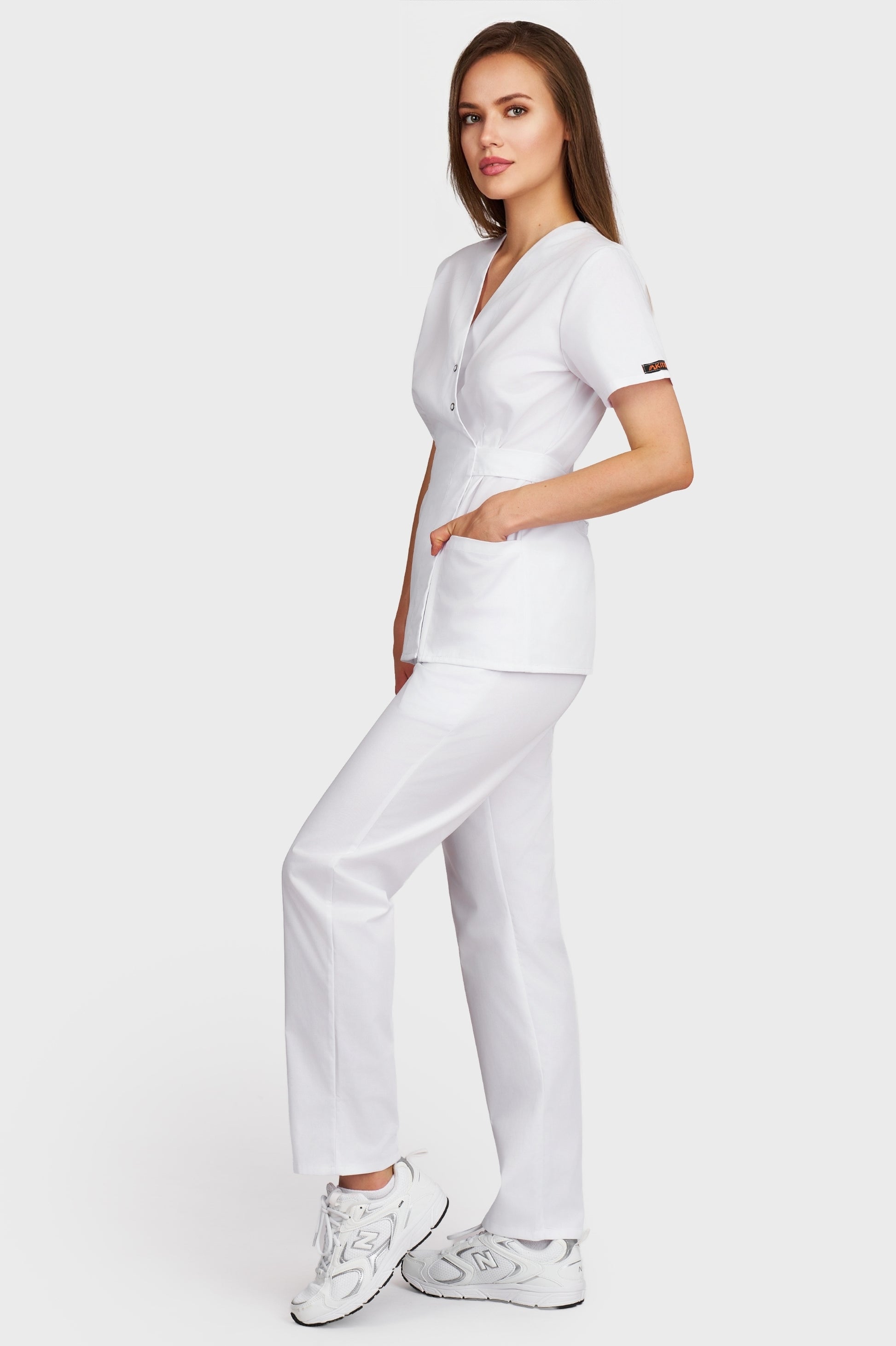 Costum medical femei alb - bluza medicala Kimono si pantaloni cu elastic si snur, vedere laterala - AKITEX