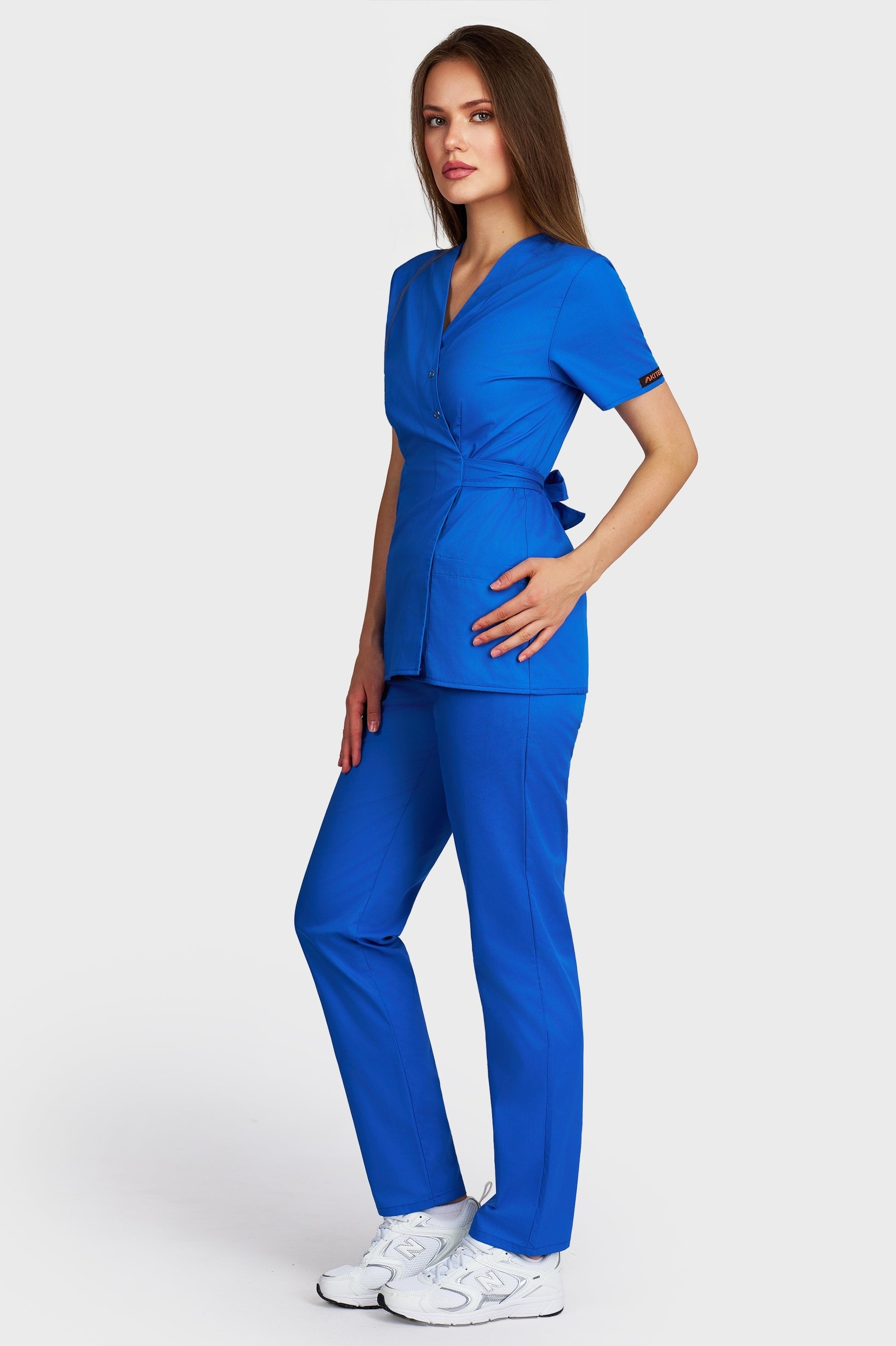 Costum medical femei albastru royal - bluza medicala Kimono si pantaloni cu elastic si snur, vedere laterala - AKITEX