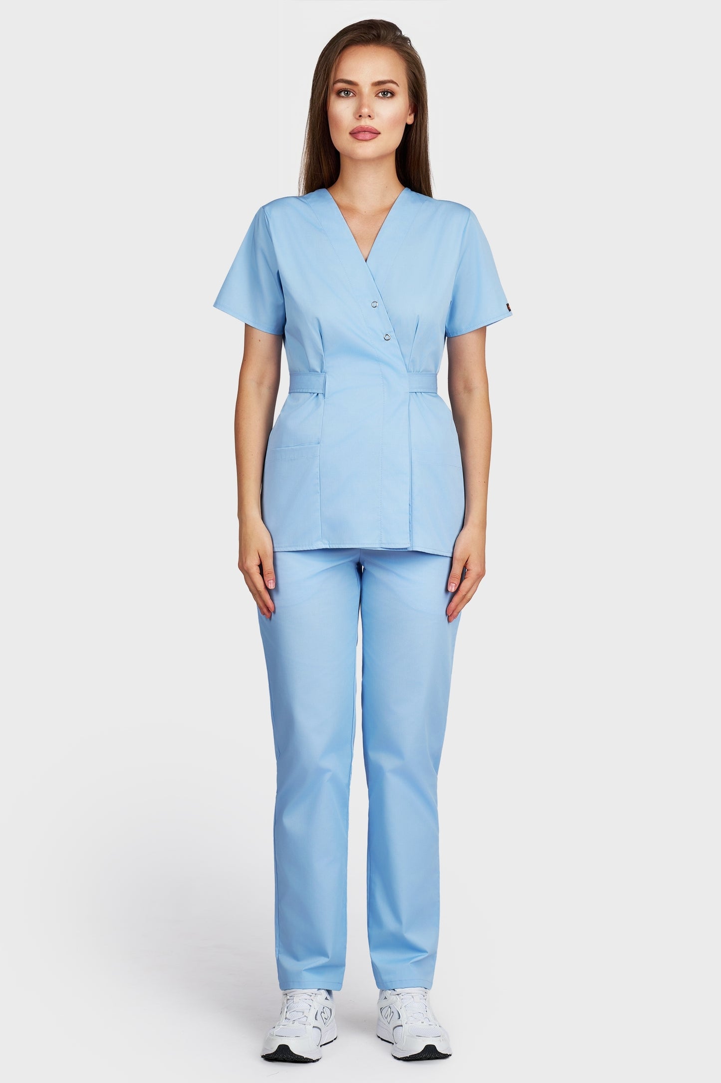 Costum medical femei bleu deschis - bluza medicala Kimono si pantaloni cu elastic si snur, vedere din fata - AKITEX
