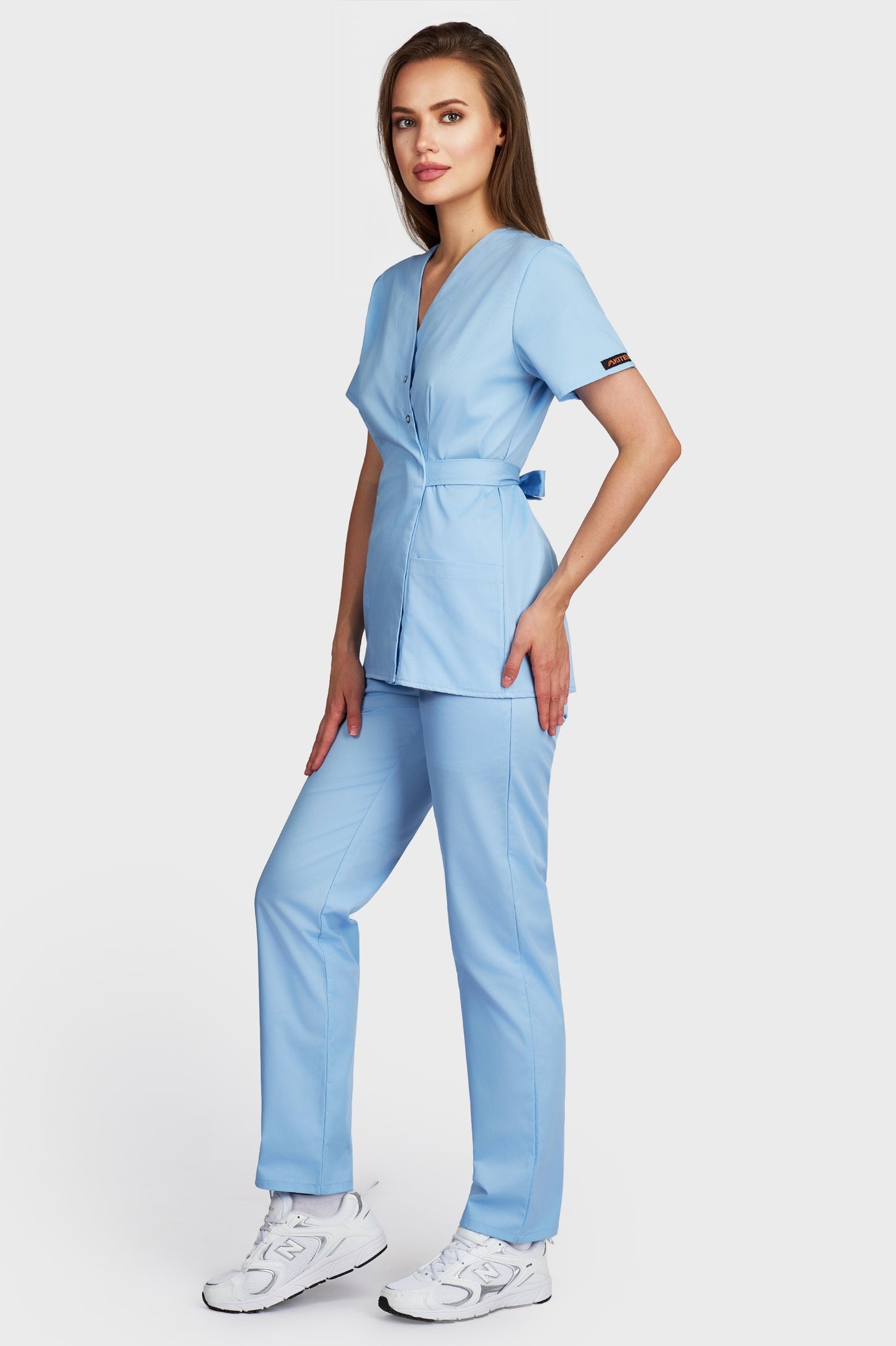 Costum medical femei bleu deschis - bluza medicala Kimono si pantaloni cu elastic si snur, vedere laterala - AKITEX