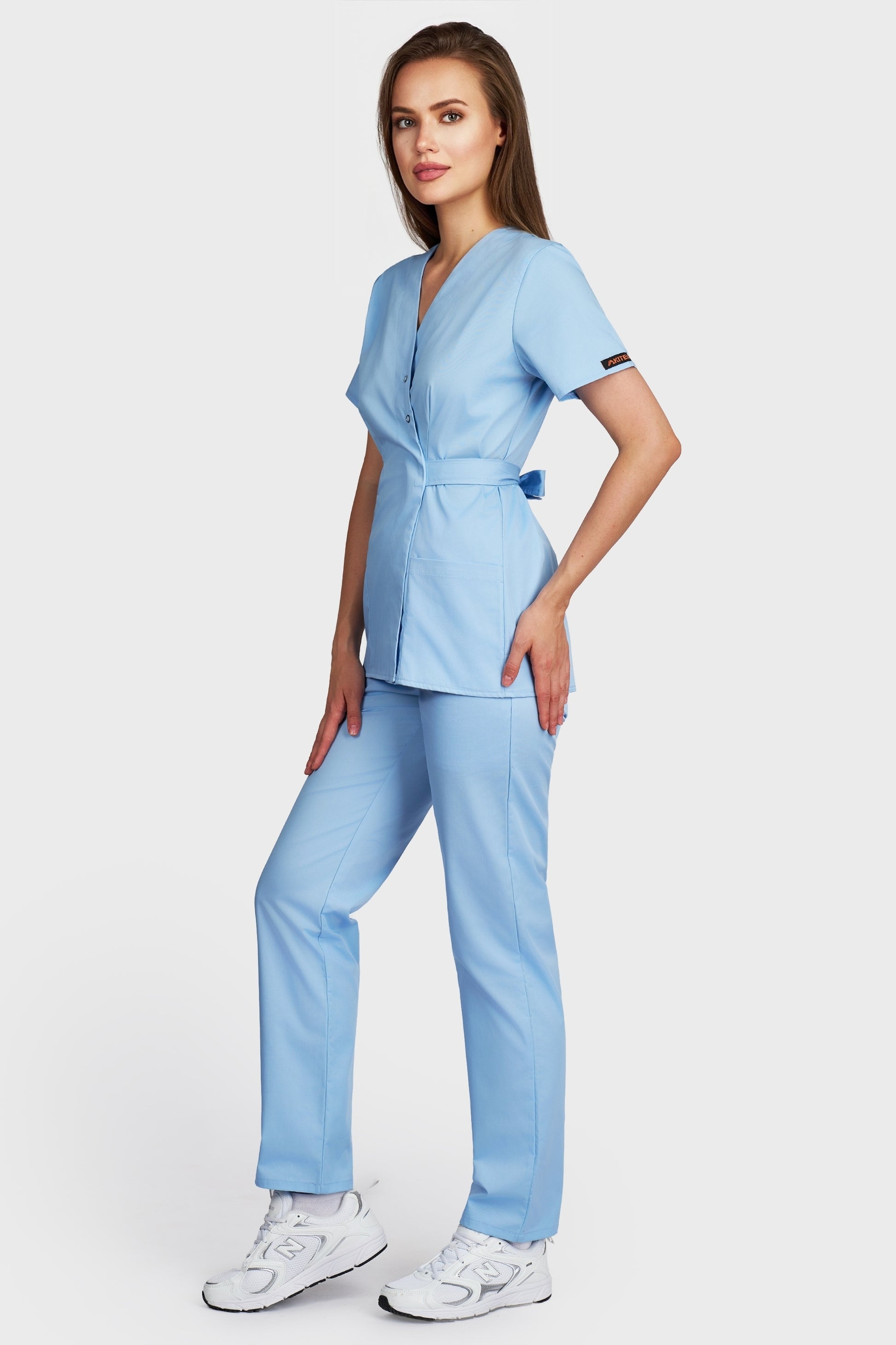 Costum medical femei bleu deschis - bluza medicala Kimono si pantaloni cu elastic si snur, vedere laterala - AKITEX