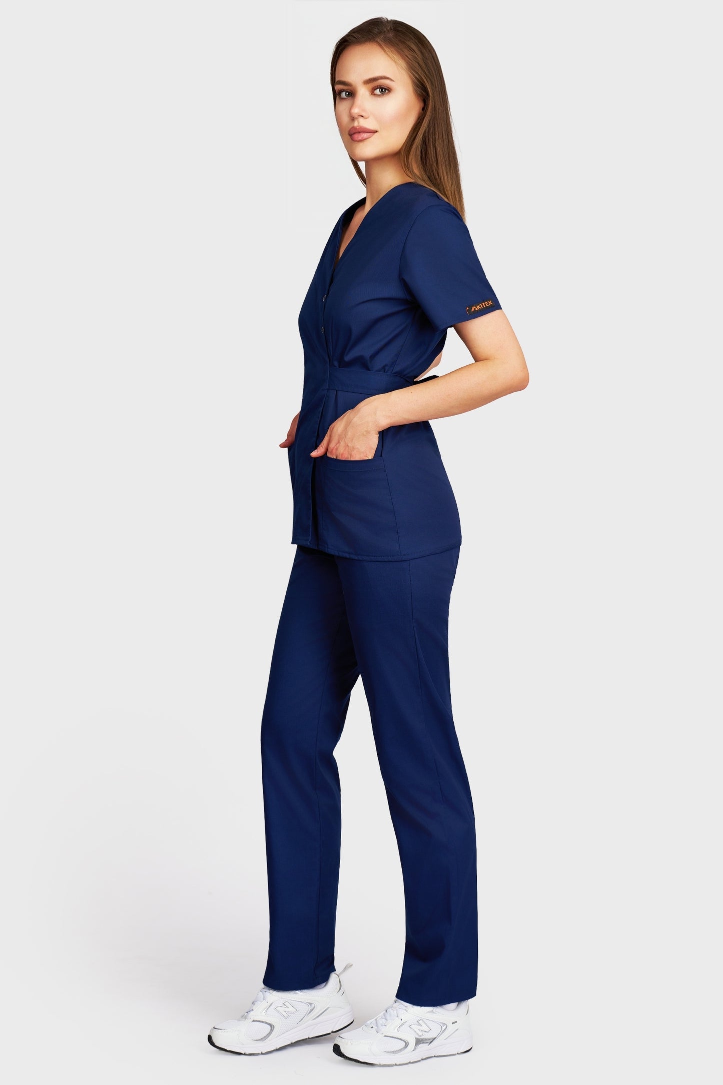 Costum medical femei bleumarin - bluza medicala Kimono si pantaloni cu elastic si snur, vedere laterala - AKITEX
