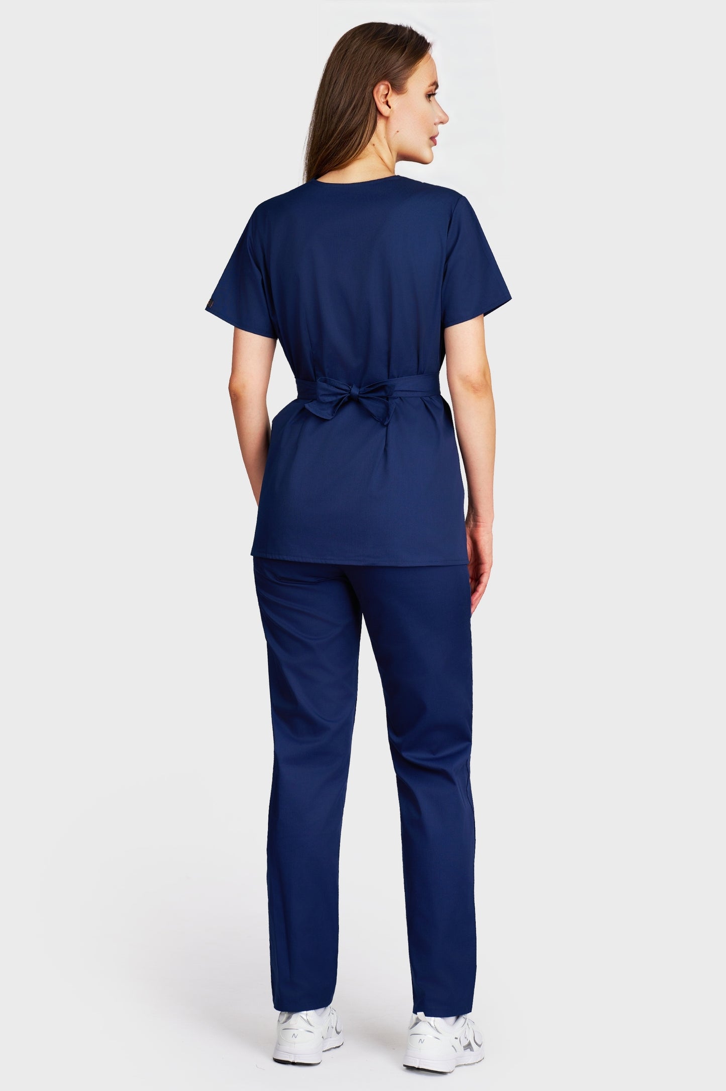 Costum medical femei bleumarin - bluza medicala Kimono si pantaloni cu elastic si snur, vedere din spate - AKITEX