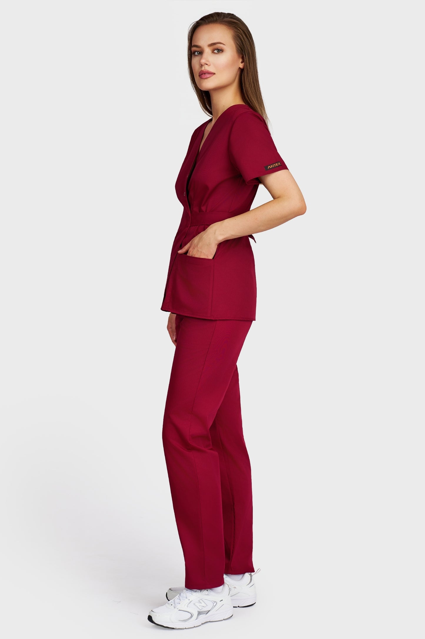 Costum medical femei bordo - bluza medicala Kimono si pantaloni cu elastic si snur, vedere laterala - AKITEX