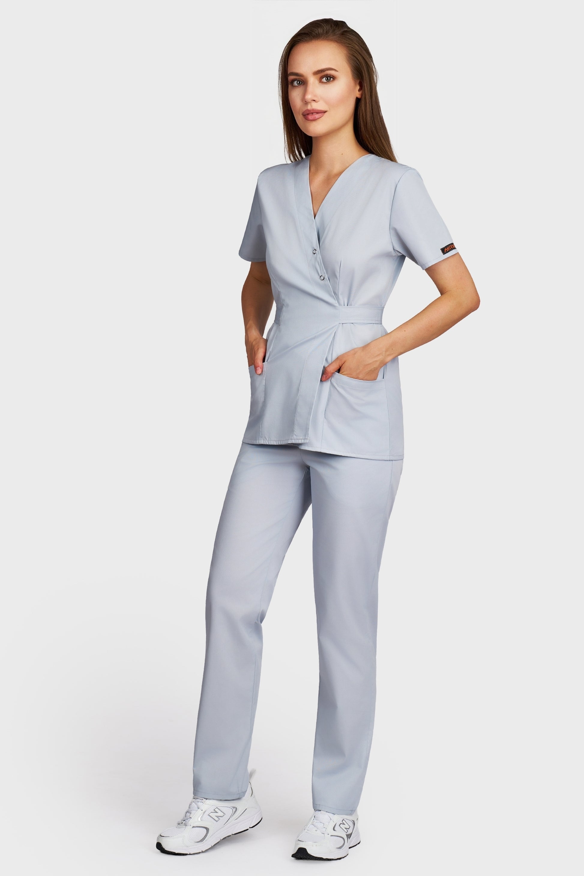 Costum medical femei gri - bluza medicala Kimono si pantaloni cu elastic si snur, vedere laterala - AKITEX
