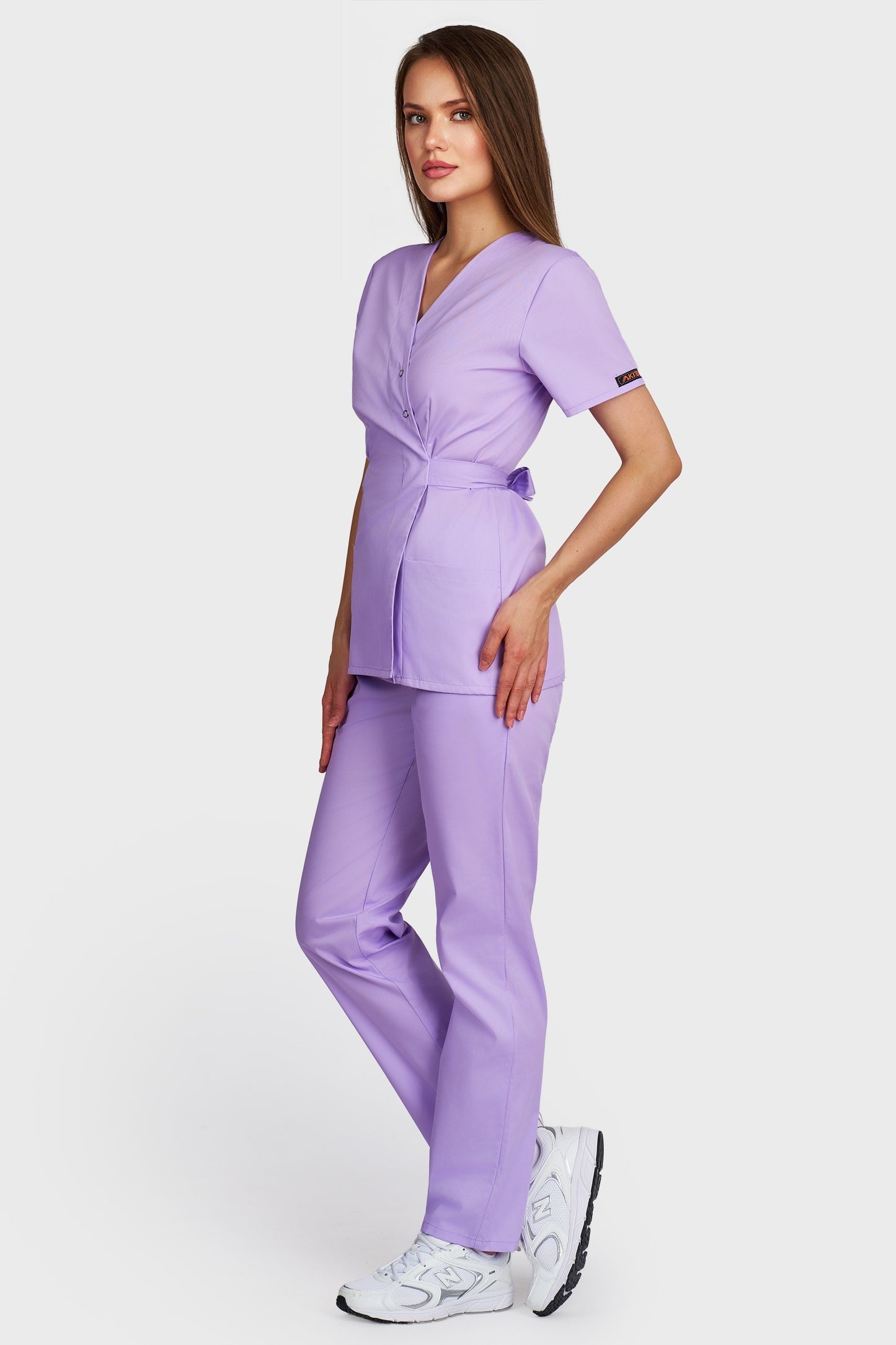 Costum medical femei lila - bluza medicala Kimono si pantaloni cu elastic si snur, vedere laterala - AKITEX