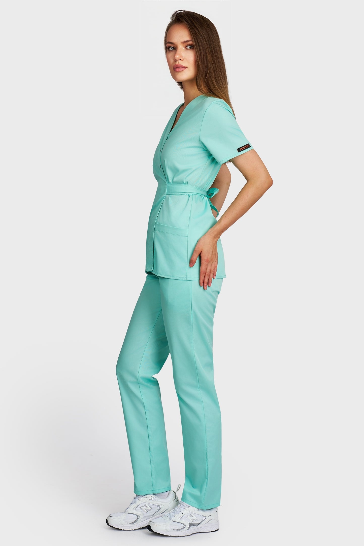 Costum medical femei menta - bluza medicala Kimono si pantaloni cu elastic si snur, vedere laterala - AKITEX