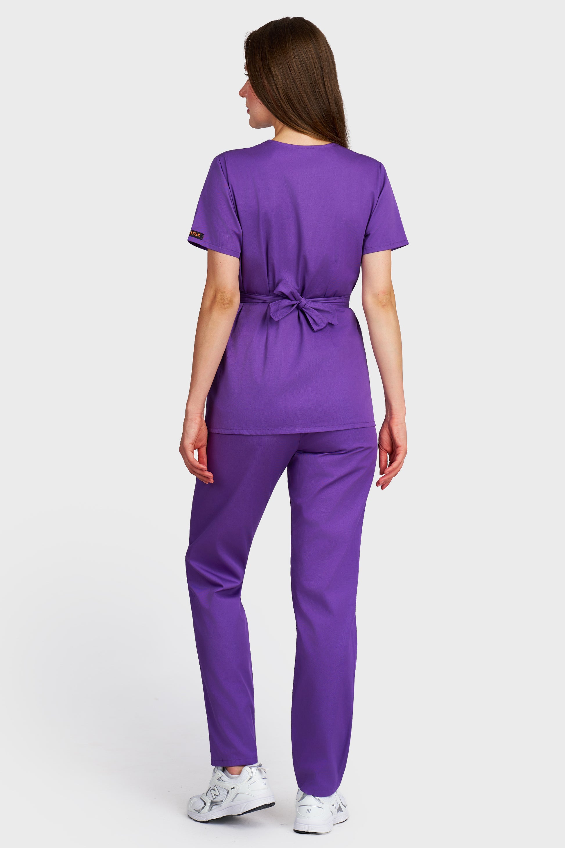 Costum medical femei mov - bluza medicala Kimono si pantaloni cu elastic si snur, vedere din spate - AKITEX