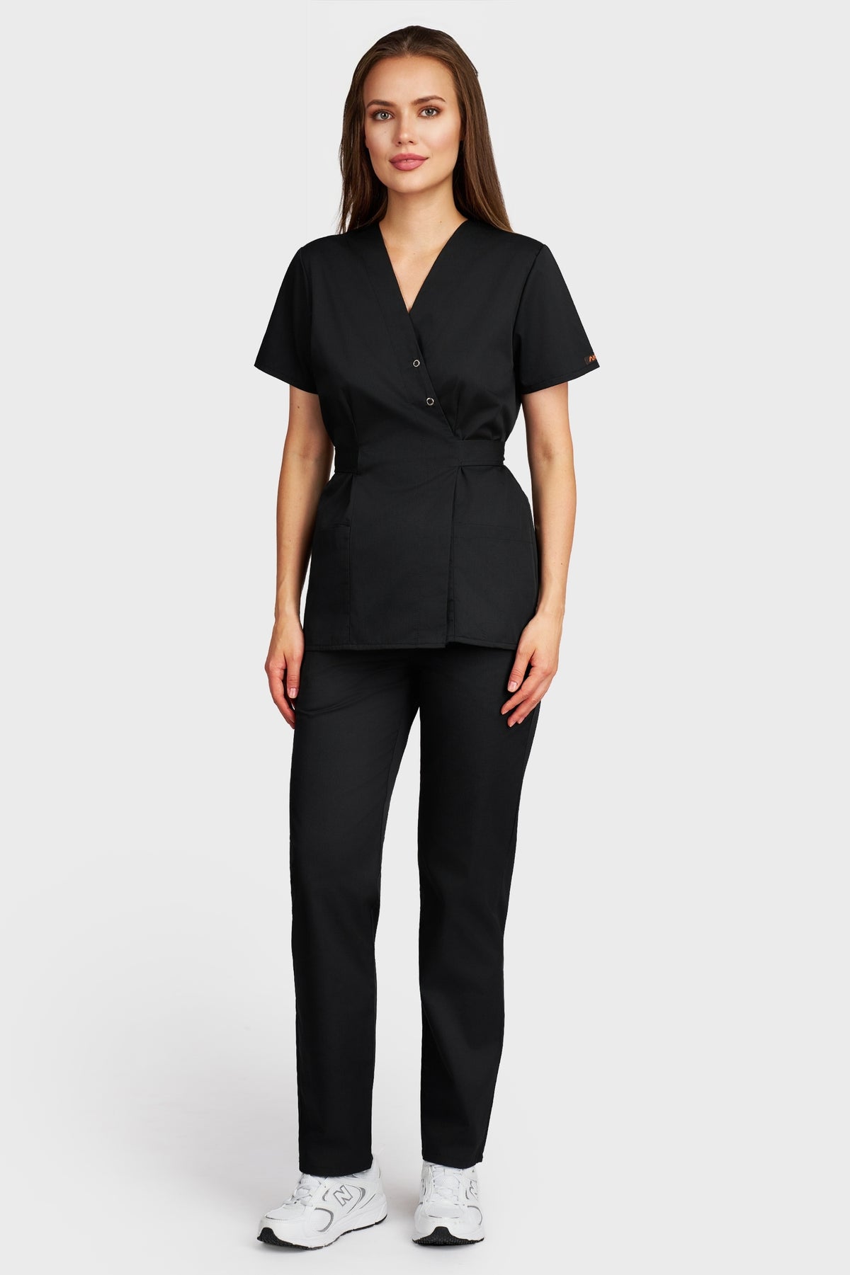 Costum medical femei negru - bluza medicala Kimono si pantaloni cu elastic si snur, vedere din fata - AKITEX