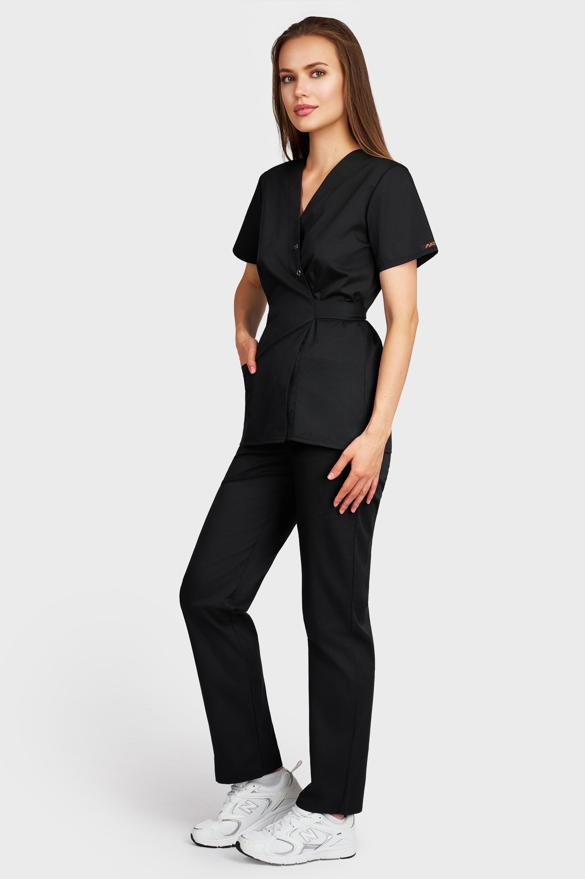 Costum medical femei negru - bluza medicala Kimono si pantaloni cu elastic si snur, vedere laterala - AKITEX