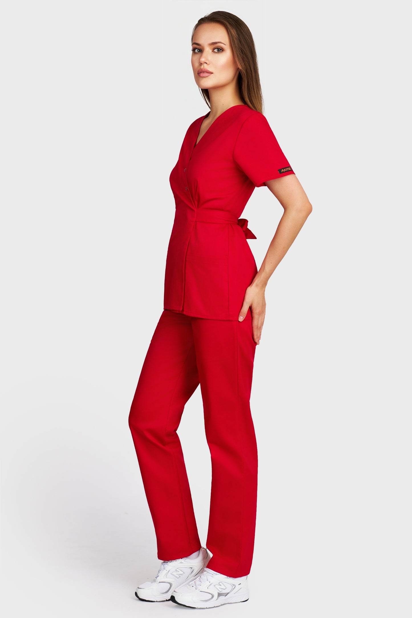 Costum medical femei rosu - bluza medicala Kimono si pantaloni cu elastic si snur, vedere laterala - AKITEX