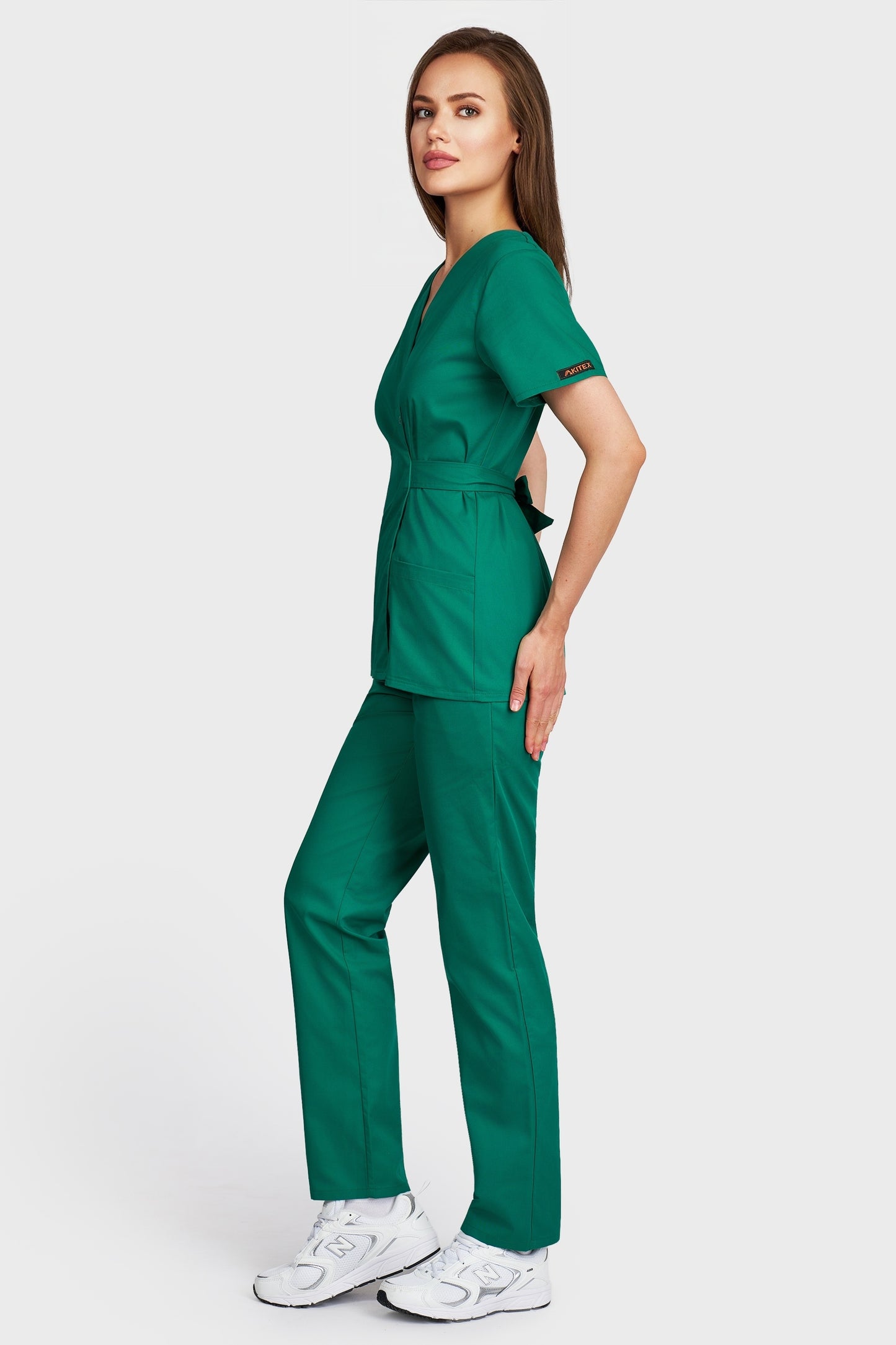 Costum medical femei verde - bluza medicala Kimono si pantaloni cu elastic si snur, vedere laterala - AKITEX