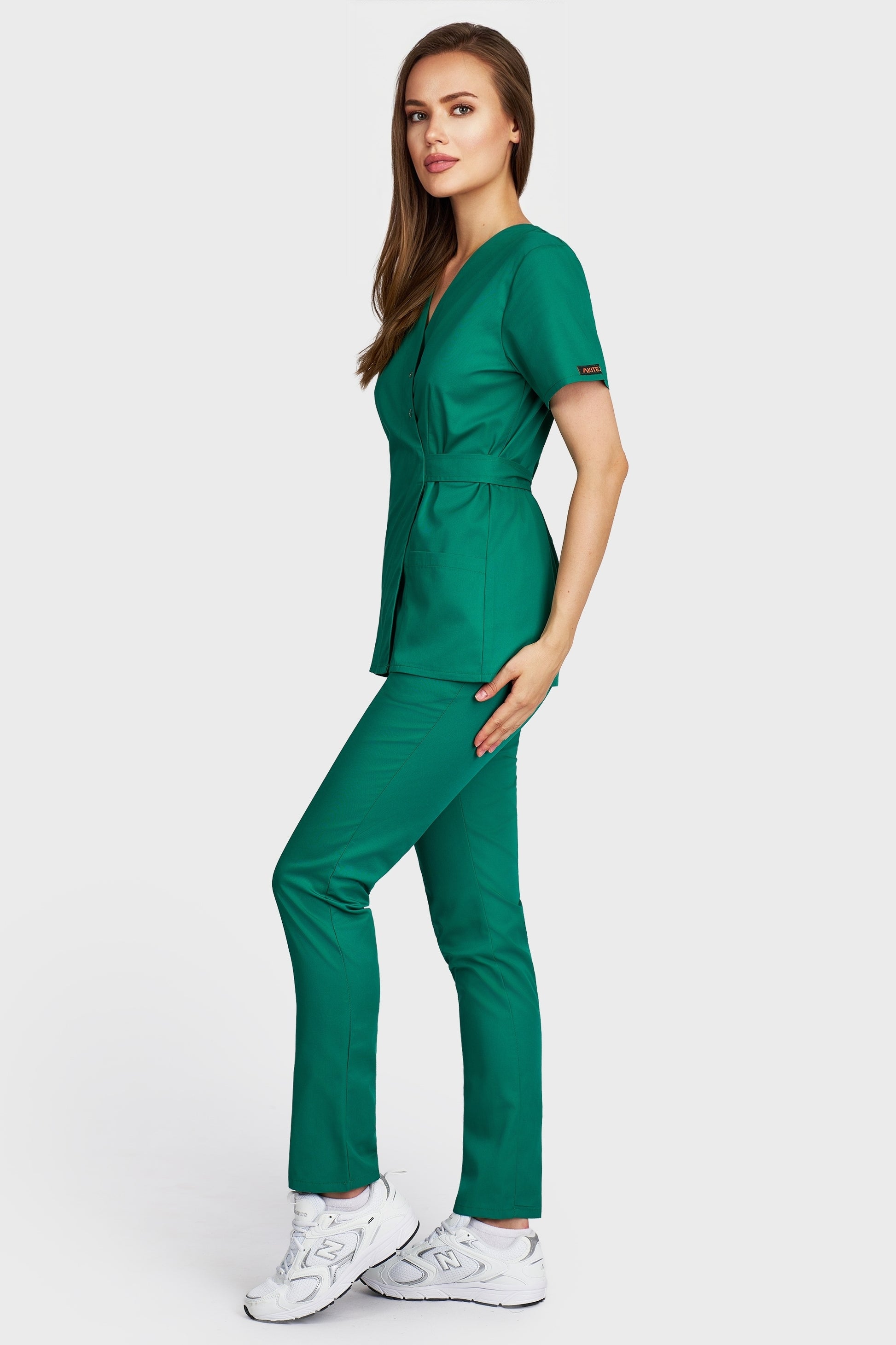 Costum medical femei verde - bluza medicala Kimono si pantaloni cu elastic, vedere laterala - AKITEX