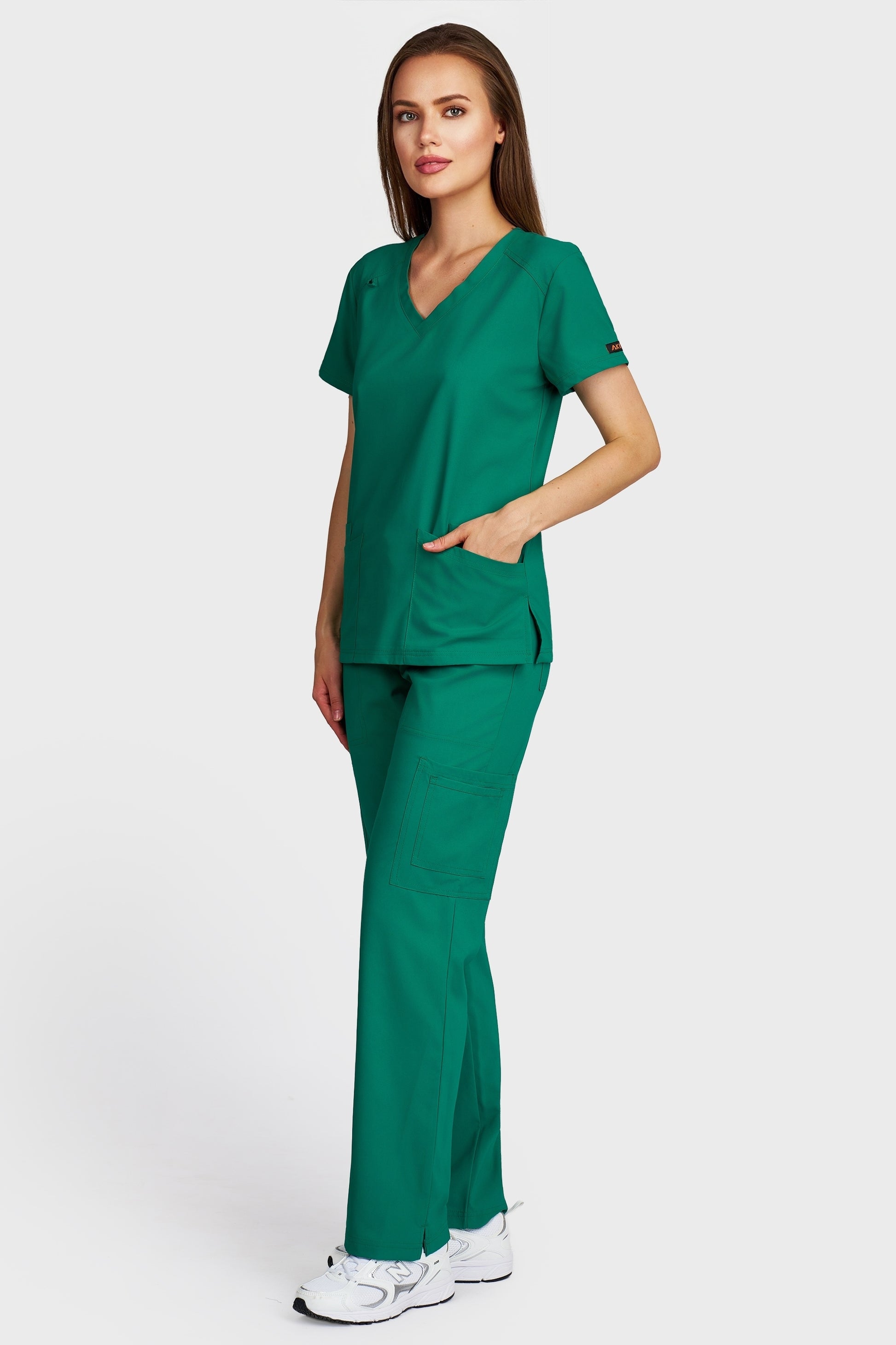 Costum medical femei verde - bluza medicala Tosca si pantaloni Cargo, vedere laterala - AKITEX