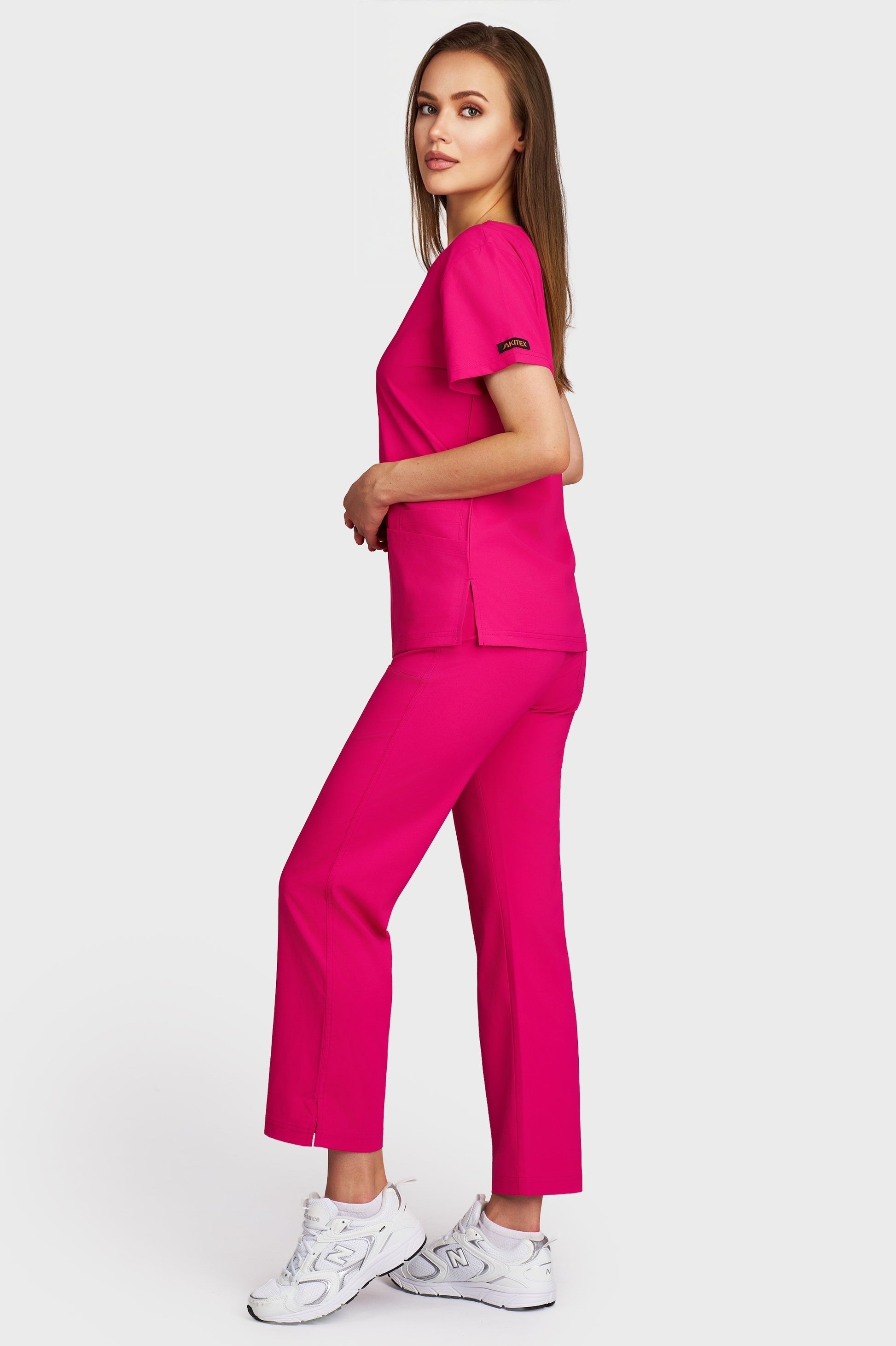 Costum medical femei fucsia - bluza medicala Tosca si pantaloni Violeta, vedere laterala - AKITEX