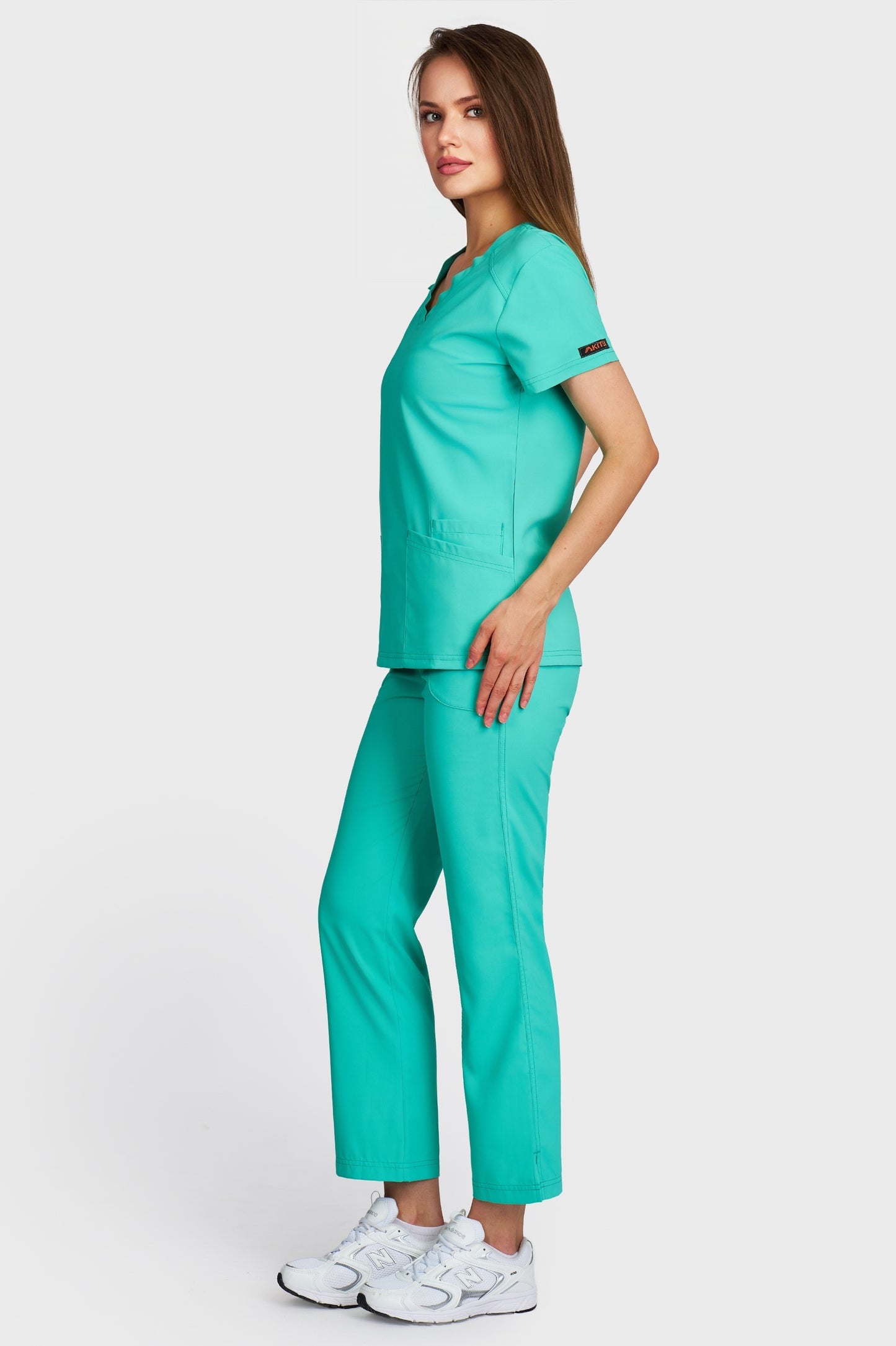 Costum medical femei menta - bluza medicala Tosca si pantaloni Violeta, vedere laterala - AKITEX