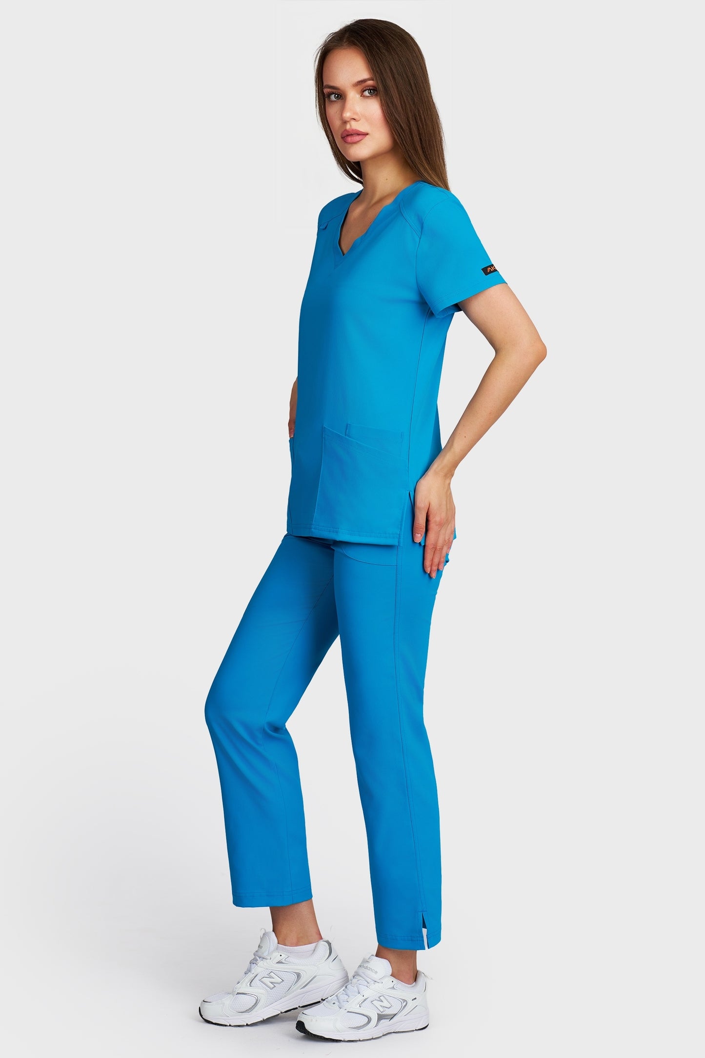 Costum medical femei turquoise - bluza medicala Tosca si pantaloni Violeta, vedere laterala - AKITEX